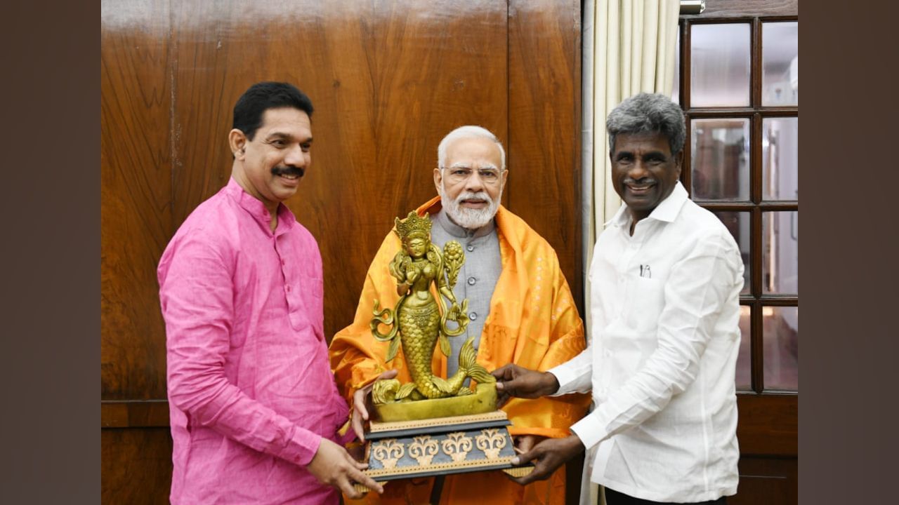ಮೋದಿ ಭೇಟಿಯಾಗಿ ಮೀನುಗಾರ ಮತ್ಸ್ಯ ದೇವತೆಯ ಸ್ಮರಣಿಕೆ ನೀಡಿದ ಕೋಟ ಶ್ರೀನಿವಾಸ ಪೂಜಾರಿ, ಕಟೀಲ್​