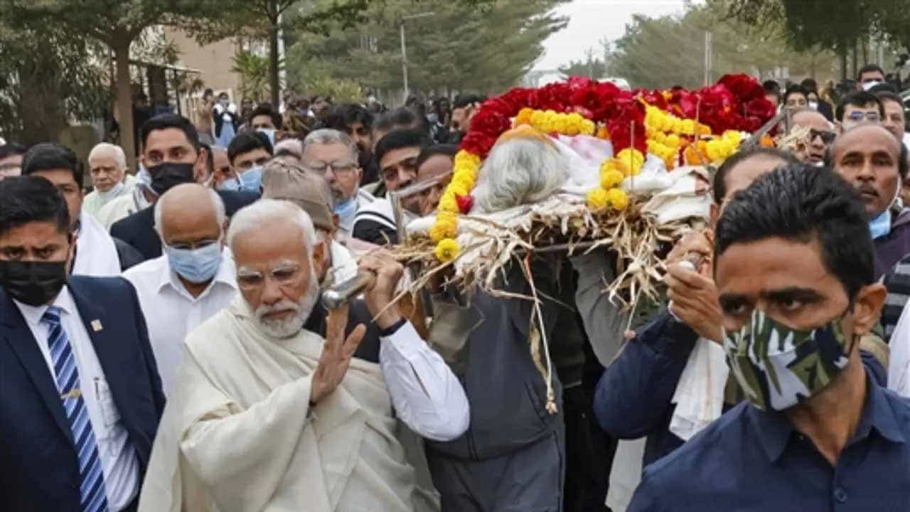 ಪ್ರಧಾನ ಮಂತ್ರಿ ನರೇಂದ್ರ ಮೋದಿಯವರ ತಾಯಿ ಸಾವಿಗೆ ಸಂತಾಪ ಸೂಚಿಸಿ ಟ್ವೀಟ್ ಮಾಡಿದ ರಾಹುಲ್ ಮತ್ತು ಪ್ರಿಯಾಂಕಾ ಗಾಂಧಿ ಪ್ರಧಾನ ಮಂತ್ರಿ ನರೇಂದ್ರ ಮೋದಿಯವರ ತಾಯಿ ಸಾವಿಗೆ ಸಂತಾಪ ಸೂಚಿಸಿ ಟ್ವೀಟ್ ಮಾಡಿದ ರಾಹುಲ್ ಮತ್ತು ಪ್ರಿಯಾಂಕಾ ಗಾಂಧಿ