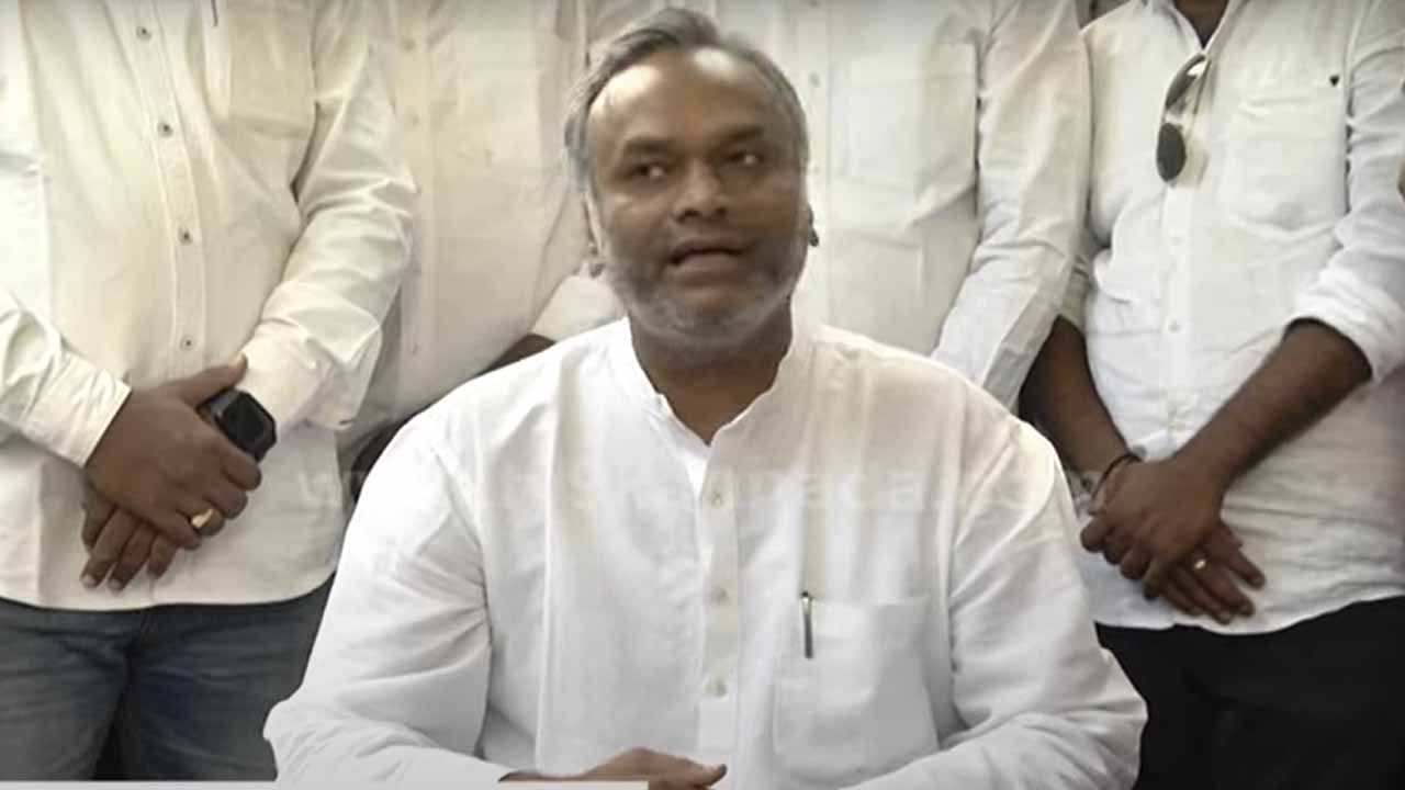 ತಂದೆಗಾದ ಶಾಸ್ತಿ ಕೆಲವೇ ದಿನಗಳಲ್ಲಿ ಮಗನಿಗೂ ಆಗುತ್ತೆ: ಪ್ರಿಯಾಂಕ್ ಖರ್ಗೆ ಟಾರ್ಗೆಟ್ ಮಾಡಿದ ಬಿಜೆಪಿ ನಾಯಕ ತಂದೆಗಾದ ಶಾಸ್ತಿ ಕೆಲವೇ ದಿನಗಳಲ್ಲಿ ಮಗನಿಗೂ ಆಗುತ್ತೆ: ಪ್ರಿಯಾಂಕ್ ಖರ್ಗೆ ಟಾರ್ಗೆಟ್ ಮಾಡಿದ ಬಿಜೆಪಿ ನಾಯಕ