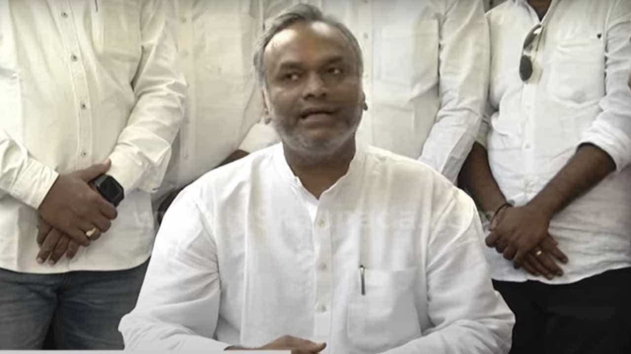 ತಂದೆಗಾದ ಶಾಸ್ತಿ ಕೆಲವೇ ದಿನಗಳಲ್ಲಿ ಮಗನಿಗೂ ಆಗುತ್ತೆ: ಪ್ರಿಯಾಂಕ್ ಖರ್ಗೆ ಟಾರ್ಗೆಟ್ ಮಾಡಿದ ಬಿಜೆಪಿ ನಾಯಕ ತಂದೆಗಾದ ಶಾಸ್ತಿ ಕೆಲವೇ ದಿನಗಳಲ್ಲಿ ಮಗನಿಗೂ ಆಗುತ್ತೆ: ಪ್ರಿಯಾಂಕ್ ಖರ್ಗೆ ಟಾರ್ಗೆಟ್ ಮಾಡಿದ ಬಿಜೆಪಿ ನಾಯಕ