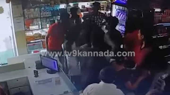 ವಿಜಯಪುರದ ಮಾಲೊಂದರಲ್ಲಿ ಅಂತರರಾಷ್ಟ್ರೀಯ ಮಹಿಳಾ ಕ್ರಿಕೆಟರ್ ರಾಜೇಶ್ವರಿ ಗಾಯಕ್ವಾಡ್ ಅನುಚಿತ ವರ್ತನೆ! ವಿಜಯಪುರದ ಮಾಲೊಂದರಲ್ಲಿ ಅಂತರರಾಷ್ಟ್ರೀಯ ಮಹಿಳಾ ಕ್ರಿಕೆಟರ್ ರಾಜೇಶ್ವರಿ ಗಾಯಕ್ವಾಡ್ ಅನುಚಿತ ವರ್ತನೆ!