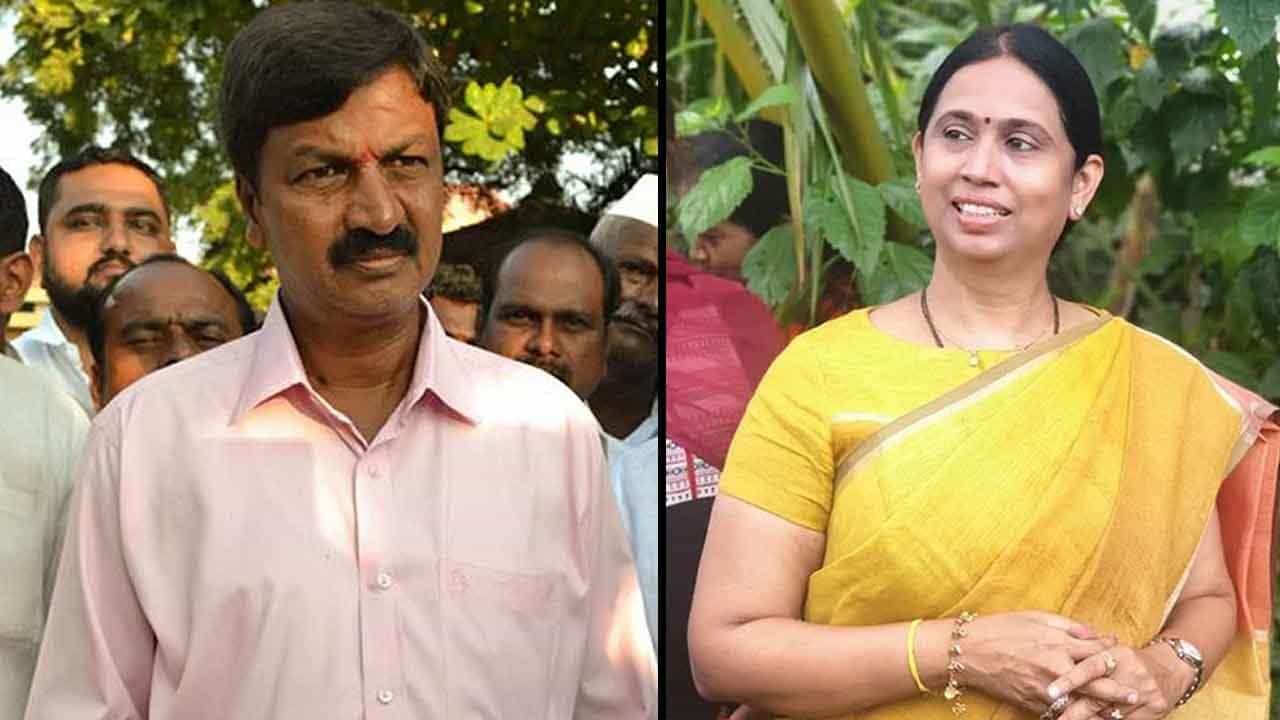 ಗೋಕಾಕ್: 6 ಬಾರಿ ಶಾಸಕ ರಮೇಶ್ ಜಾರಕಿಹೊಳಿಗೆ ಟಕ್ಕರ್ ಕೊಡಲು ಲಕ್ಷ್ಮೀ ಹೆಬ್ಬಾಳ್ಕರ್ಗೆ ಸ್ಪರ್ಧಿಸುವಂತೆ ಪಂಚಮಸಾಲಿ ಮುಖಂಡರು ದುಂಬಾಲು ಗೋಕಾಕ್: 6 ಬಾರಿ ಶಾಸಕ ರಮೇಶ್ ಜಾರಕಿಹೊಳಿಗೆ ಟಕ್ಕರ್ ಕೊಡಲು ಲಕ್ಷ್ಮೀ ಹೆಬ್ಬಾಳ್ಕರ್ಗೆ ಸ್ಪರ್ಧಿಸುವಂತೆ ಪಂಚಮಸಾಲಿ ಮುಖಂಡರು ದುಂಬಾಲು