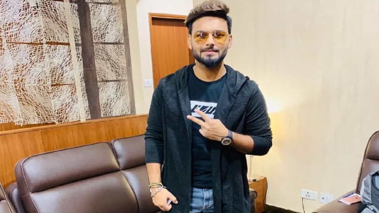 ರೂರ್ಕಿಯಲ್ಲಿ ನಡೆದ ರಸ್ತೆ ಅಪಘಾತದಲ್ಲಿ ಭಾರತ ತಂಡದ ವಿಕೆಟ್ ಕೀಪರ್ ಬ್ಯಾಟ್ಸ್ಮನ್ ರಿಷಬ್ ಪಂತ್ (Rishabh Pant) ಗಂಭೀರವಾಗಿ ಗಾಯಗೊಂಡಿದ್ದಾರೆ. ಪಂತ್ ದೆಹಲಿಯಿಂದ ರೂರ್ಕಿಯಲ್ಲಿರುವ ತಮ್ಮ ನಿವಾಸಕ್ಕೆ ಬರುತ್ತಿದ್ದಾಗ ಅವರ ಕಾರು ಅಪಘಾತಕ್ಕೀಡಾಗಿದೆ. ಕಾರು ನಿಯಂತ್ರಣ ತಪ್ಪಿ ಡಿವೈಡರ್ಗೆ ಡಿಕ್ಕಿ ಹೊಡೆದು ಸುಟ್ಟು ಕರಕಲಾಗಿದೆ. ವಾಸ್ತವವಾಗಿ ಪಂತ್, ತನ್ನ ತಾಯಿಗೆ ಸರ್ಪ್ರೈಸ್ ನೀಡಲು ತೆರಳುವ ವೇಳೆ ಈ ಅವಘಡಕ್ಕೆ ತುತ್ತಾಗಿದ್ದಾರೆ.