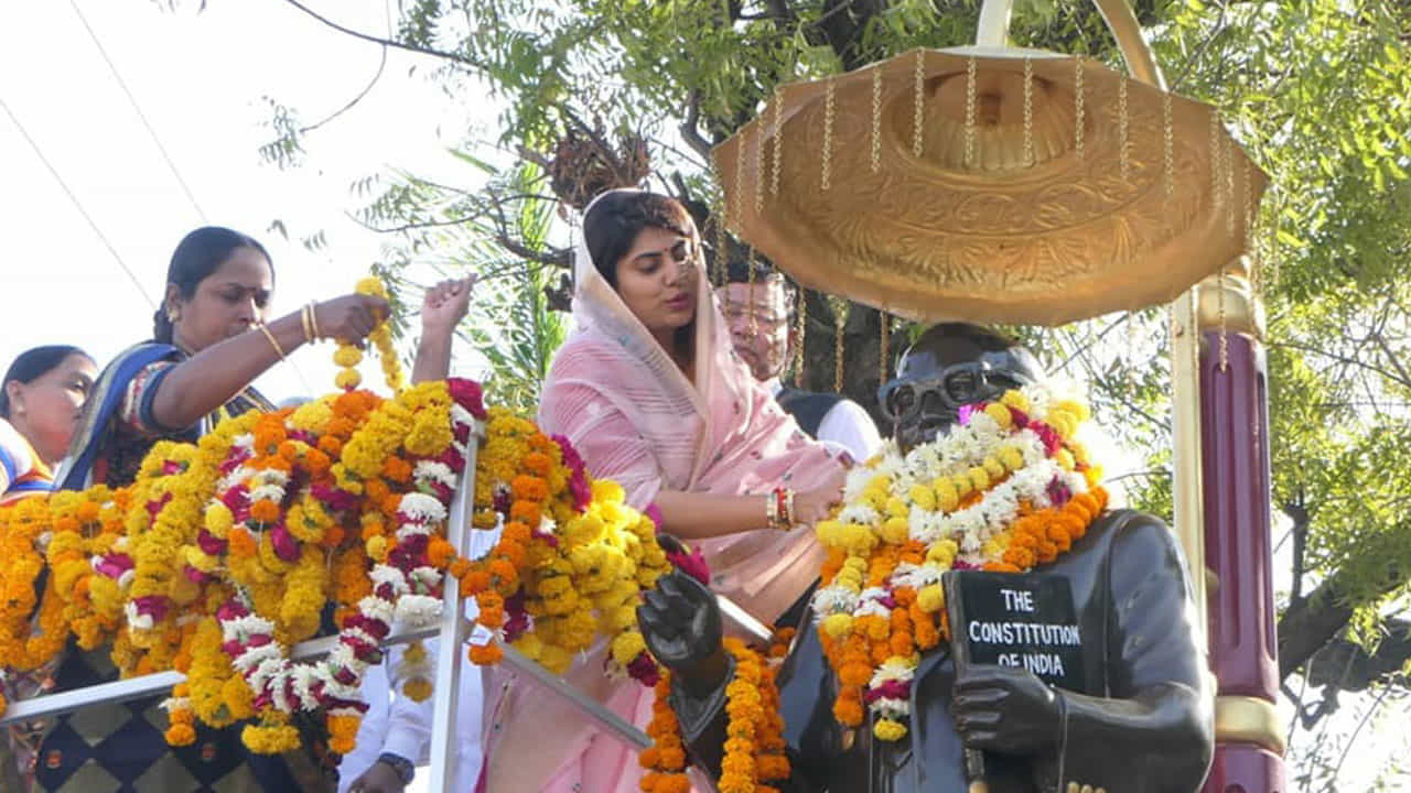 ರಿವಸಿನ್ಹ್ ಹರ್ದೇವ್ಸಿನ್ಹ್ ಸೋಲಂಕಿ ಅಥವಾ ರಿವಾಬಾ ರವೀಂದ್ರ ಸಿಂಗ್ ಜಡೇಜಾ ರಾಜ್ಕೋಟ್ ಮೂಲದವರು.