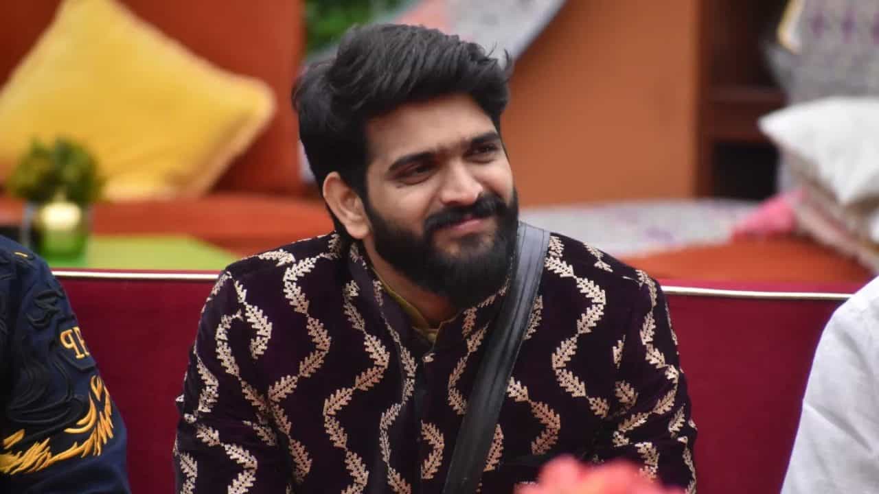 ರೂಪೇಶ್ ಶೆಟ್ಟಿ ಅವರು ‘ಬಿಗ್ ಬಾಸ್ ಕನ್ನಡ ಸೀಸನ್ 9’ರ ವಿನ್ನರ್ ಆಗಿ ಹೊರಹೊಮ್ಮಿದ್ದಾರೆ. ರಾಕೇಶ್ ಅಡಿಗನ ಹಿಂದಿಕ್ಕಿ ರೂಪೇಶ್ ಕಪ್ ಎತ್ತಿದ್ದಾರೆ. ಅವರಿಗೆ ಎಲ್ಲರಿಂದ ಶುಭಾಶಯ ಬರುತ್ತಿದೆ.