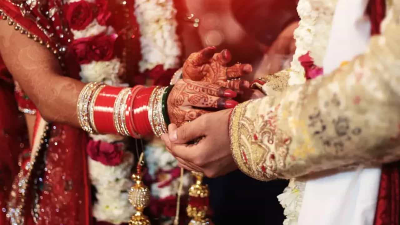 Marriage Life: ವರನ ಆಯ್ಕೆ ಮಾಡುವ ಅಧಿಕಾರ ವಧುವಿಗೆ ಇದೆಯೇ? ಸನಾತನ ಧರ್ಮ ಇದರ ಬಗ್ಗೆ ಏನು ಹೇಳುತ್ತದೆ? Marriage Life: ವರನ ಆಯ್ಕೆ ಮಾಡುವ ಅಧಿಕಾರ ವಧುವಿಗೆ ಇದೆಯೇ? ಸನಾತನ ಧರ್ಮ ಇದರ ಬಗ್ಗೆ ಏನು ಹೇಳುತ್ತದೆ?