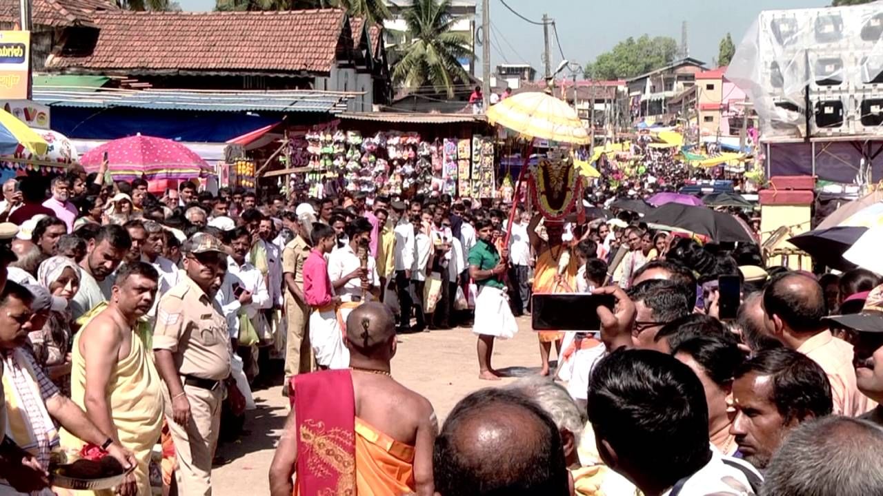 ಪರಶುರಾಮನು ತಾಯಿಯ ಶೀರಚ್ಛೇಧನ ಮಾಡಿ ತಾಯಿ ಹತ್ಯೆ ಮಾಡಿದ ಎನ್ನುವ ಪಾಪಪ್ರಜ್ಚೆ ಪರುಶರಾಮನಿಗೆ ಕಾಡುತ್ತಿತ್ತು. ಹೀಗಾಗಿ ಆತ ದೇಶದ ಪುಣ್ಯಕ್ಷೇತ್ರದ ಪರ್ಯಟನೆ ನಡೆಸುತ್ತಾನೆ. ತಾಯಿಯ ಶಿರಚ್ಛೇದ ಮಾಡಲು ಬಳಿಸಿದ ಪರುಶರಾಮನ ಕೊಡಲಿಗೆ ಒಂದು ರಕ್ತದ ಕಲೆ ಹಾಗೇ ಉಳಿದುಕೊಂಡಿರುತ್ತದೆ. ಎಲ್ಲ ಪುಣ್ಯಕ್ಷೇತ್ರಗಳನ್ನು ಸುತ್ತಿದ್ರೂ ಆ ರಕ್ತದ ಕಲೆ ಮಾತ್ರ ಆಯುಧದಿಂದ ಹೋಗಿರುವುದಿಲ್ಲ.