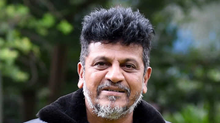 Shivarajkumar: ಶಿವರಾಜ್ಕುಮಾರ್ ನೋಡಲು ಬೀದರ್ ರೈಲ್ವೆ ನಿಲ್ದಾಣದಲ್ಲಿ ಜನವೋ ಜನ Shivarajkumar: ಶಿವರಾಜ್ಕುಮಾರ್ ನೋಡಲು ಬೀದರ್ ರೈಲ್ವೆ ನಿಲ್ದಾಣದಲ್ಲಿ ಜನವೋ ಜನ