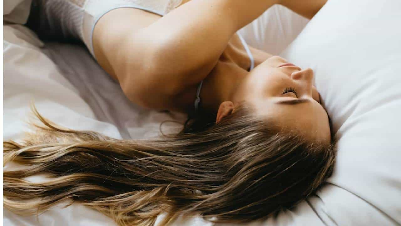 Sleeping with Wet Hair: ರಾತ್ರಿ ವೇಳೆ ಒದ್ದೆ ಕೂದಲಿನೊಂದಿಗೆ ಎಂದಿಗೂ ಮಲಗಬೇಡಿ Sleeping with Wet Hair: ರಾತ್ರಿ ವೇಳೆ ಒದ್ದೆ ಕೂದಲಿನೊಂದಿಗೆ ಎಂದಿಗೂ ಮಲಗಬೇಡಿ