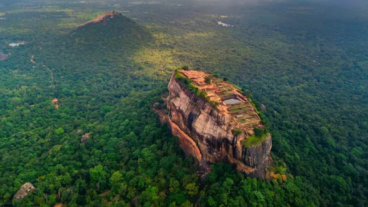 ಶ್ರೀಲಂಕಾ: ಸುಂದರವಾದ ಕಡಲತೀರಗಳು, ಪ್ರಾಚೀನ ಭೂದೃಶ್ಯಗಳು ಮತ್ತು ಪ್ರಾಚೀನ ದೇವಾಲಯಗಳನ್ನು ಹೊಂದಿದ್ದು ಉತ್ತಮ ಪ್ರವಾಸಿ ತಾಣವಾಗಿದೆ. ಭಾರತೀಯ 1 ರೂಪಾಯಿ- ಶ್ರೀಲಂಕಾದ 4.44 ರೂಪಾಯಿಯಾಗಿದೆ. ಆದ್ದರಿಂದ ಕಡಿಮೆ ಖರ್ಚಿನಲ್ಲಿ ಭೇಟಿ ನೀಡಬಹುದಾಗಿದೆ.