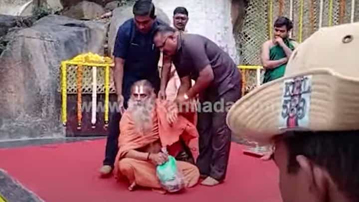 ಅಂಜನಾದ್ರಿ ಬೆಟ್ಟದಲ್ಲಿ ಪೂಜೆ ಸಲ್ಲಿಸುವ ಹಟಕ್ಕೆ ಬಿದ್ದ ಸಾಧು, ಅಧಿಕಾರಿಗಳಿಗೆ ಬಲಪ್ರಯೋಗಿಸುವ ಅನಿವಾರ್ಯತೆ! ಅಂಜನಾದ್ರಿ ಬೆಟ್ಟದಲ್ಲಿ ಪೂಜೆ ಸಲ್ಲಿಸುವ ಹಟಕ್ಕೆ ಬಿದ್ದ ಸಾಧು, ಅಧಿಕಾರಿಗಳಿಗೆ ಬಲಪ್ರಯೋಗಿಸುವ ಅನಿವಾರ್ಯತೆ!