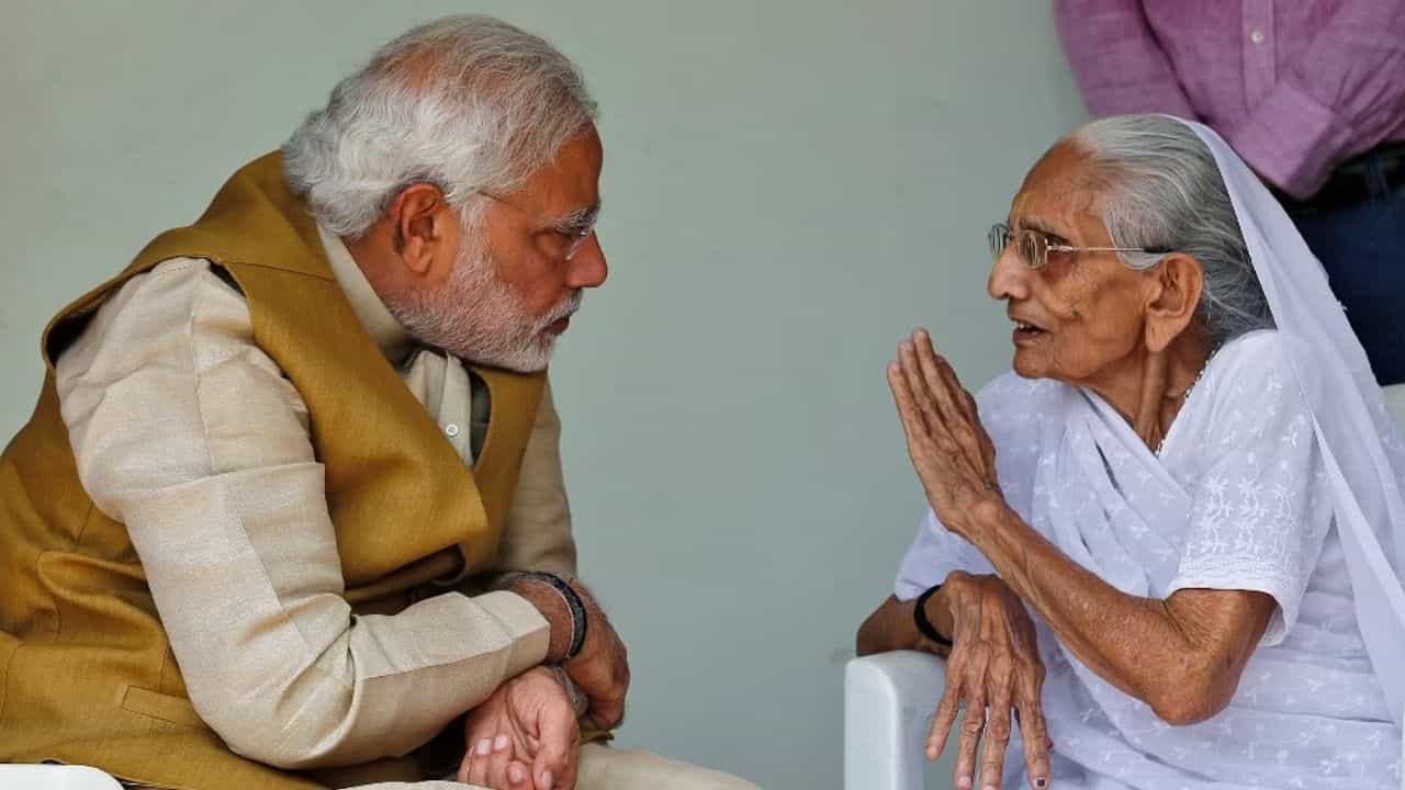 PM Modi Mother : ತಾಯಿ ಆರೋಗ್ಯದಲ್ಲಿ ಸುಧಾರಣೆ, ದೆಹಲಿಗೆ ತೆರಳಿದ ಮೋದಿ PM Modi Mother : ತಾಯಿ ಆರೋಗ್ಯದಲ್ಲಿ ಸುಧಾರಣೆ, ದೆಹಲಿಗೆ ತೆರಳಿದ ಮೋದಿ