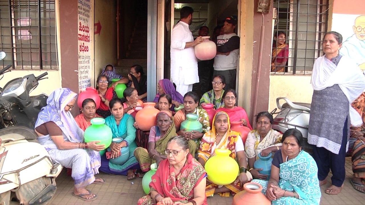ಜಲ ಮಂಡಳಿಯ ಅಸಹಕಾರ ನೀತಿ! ಹುಬ್ಬಳ್ಳಿ ಧಾರವಾಡದ ಭಾಗದಗಳಲ್ಲಿ 15 ದಿನ ಕಳೆದರೂ ಕುಡಿಯಲು ನೀರು ಬರುತ್ತಿಲ್ಲ ಜಲ ಮಂಡಳಿಯ ಅಸಹಕಾರ ನೀತಿ! ಹುಬ್ಬಳ್ಳಿ ಧಾರವಾಡದ ಭಾಗದಗಳಲ್ಲಿ 15 ದಿನ ಕಳೆದರೂ ಕುಡಿಯಲು ನೀರು ಬರುತ್ತಿಲ್ಲ