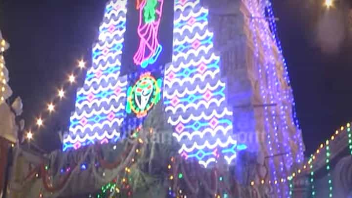 ದೇವನಹಳ್ಳಿ: ವೇಣುಗೋಪಾಲಸ್ವಾಮಿ ಲಕ್ಷದೀಪೋತ್ಸವದಲ್ಲಿ ದೀಪ ಮತ್ತು ಪುಷ್ಪಾಲಂಕಾರ ಭಕ್ತರನ್ನು ನಿಬ್ಬೆರಗಾಗಿಸಿದೆ! ದೇವನಹಳ್ಳಿ: ವೇಣುಗೋಪಾಲಸ್ವಾಮಿ ಲಕ್ಷದೀಪೋತ್ಸವದಲ್ಲಿ ದೀಪ ಮತ್ತು ಪುಷ್ಪಾಲಂಕಾರ ಭಕ್ತರನ್ನು ನಿಬ್ಬೆರಗಾಗಿಸಿದೆ!