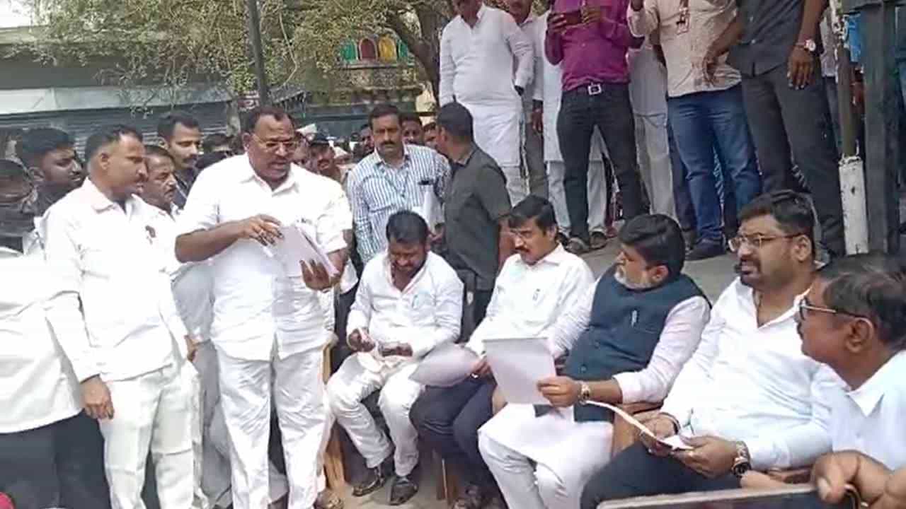 Border Dispute: ಮಹಾರಾಷ್ಟ್ರದ ಗಡಿನಾಡ ಕನ್ನಡಿಗರ ಮನವೊಲಿಸಲು ಮುಂದಾದ ಮಹಾ ಸಚಿವರು Border Dispute: ಮಹಾರಾಷ್ಟ್ರದ ಗಡಿನಾಡ ಕನ್ನಡಿಗರ ಮನವೊಲಿಸಲು ಮುಂದಾದ ಮಹಾ ಸಚಿವರು