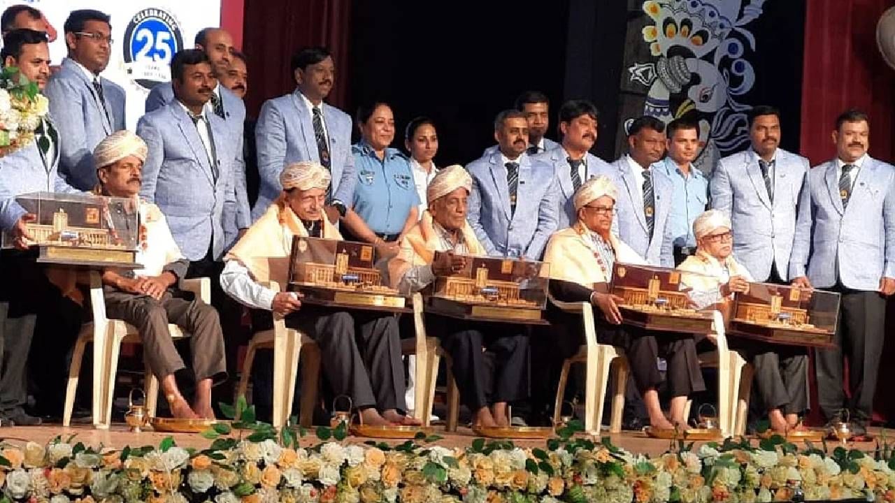 ವಿಜಯಪುರ ಹಾಲಿ ಜಿಲ್ಲಾಧಿಕಾರಿ ನೇತೃತ್ವದಲ್ಲಿ ನಡೆಯಿತು ಗುರುವಂದನಾ ಕಾರ್ಯಕ್ರಮ! ವಿಶೇಷಗಳ ಸರಮಾಲೆಯೇ ಅಲ್ಲಿತ್ತು! ಲೇಖನ ಓದಿ