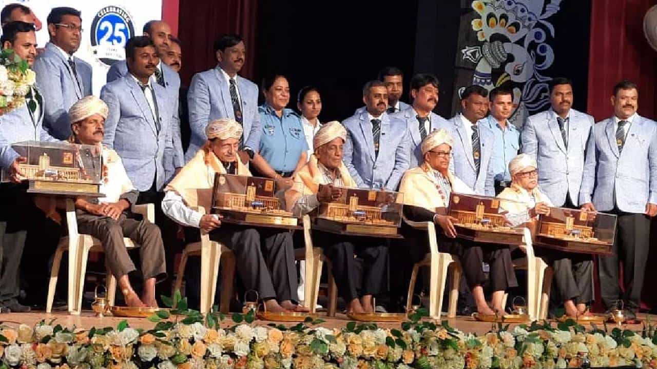 ವಿಜಯಪುರ ಹಾಲಿ ಜಿಲ್ಲಾಧಿಕಾರಿ ನೇತೃತ್ವದಲ್ಲಿ ನಡೆಯಿತು ಗುರುವಂದನಾ ಕಾರ್ಯಕ್ರಮ! ವಿಶೇಷಗಳ ಸರಮಾಲೆಯೇ ಅಲ್ಲಿತ್ತು! ಲೇಖನ ಓದಿ ವಿಜಯಪುರ ಹಾಲಿ ಜಿಲ್ಲಾಧಿಕಾರಿ ನೇತೃತ್ವದಲ್ಲಿ ನಡೆಯಿತು ಗುರುವಂದನಾ ಕಾರ್ಯಕ್ರಮ! ವಿಶೇಷಗಳ ಸರಮಾಲೆಯೇ ಅಲ್ಲಿತ್ತು! ಲೇಖನ ಓದಿ