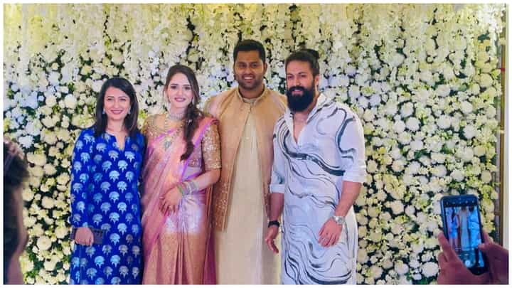 Yash: ಅಭಿಷೇಕ್ ಅಂಬರೀಷ್-ಅವಿವಾ ನಿಶ್ಚಿತಾರ್ಥಕ್ಕೆ ಬಂದು ಶುಭ ಹಾರೈಸಿದ ಯಶ್-ರಾಧಿಕಾ ಪಂಡಿತ್; ವಿಡಿಯೋ Yash: ಅಭಿಷೇಕ್ ಅಂಬರೀಷ್-ಅವಿವಾ ನಿಶ್ಚಿತಾರ್ಥಕ್ಕೆ ಬಂದು ಶುಭ ಹಾರೈಸಿದ ಯಶ್-ರಾಧಿಕಾ ಪಂಡಿತ್; ವಿಡಿಯೋ