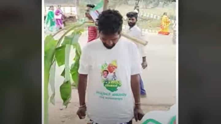 ಜೆಡಿ(ಎಸ್) ಪಕ್ಷದ ಪಂಚರತ್ನ ಯಾತ್ರೆಯಲ್ಲಿ ಟಿ-ಶರ್ಟ್ ಗಳ ಮೇಳ, ಒಬ್ಬ 3 ಪಡೆದು ಒಂದರ ಮೇಲೊಂದು ಧರಿಸಿದ ಜೆಡಿ(ಎಸ್) ಪಕ್ಷದ ಪಂಚರತ್ನ ಯಾತ್ರೆಯಲ್ಲಿ ಟಿ-ಶರ್ಟ್ ಗಳ ಮೇಳ, ಒಬ್ಬ 3 ಪಡೆದು ಒಂದರ ಮೇಲೊಂದು ಧರಿಸಿದ