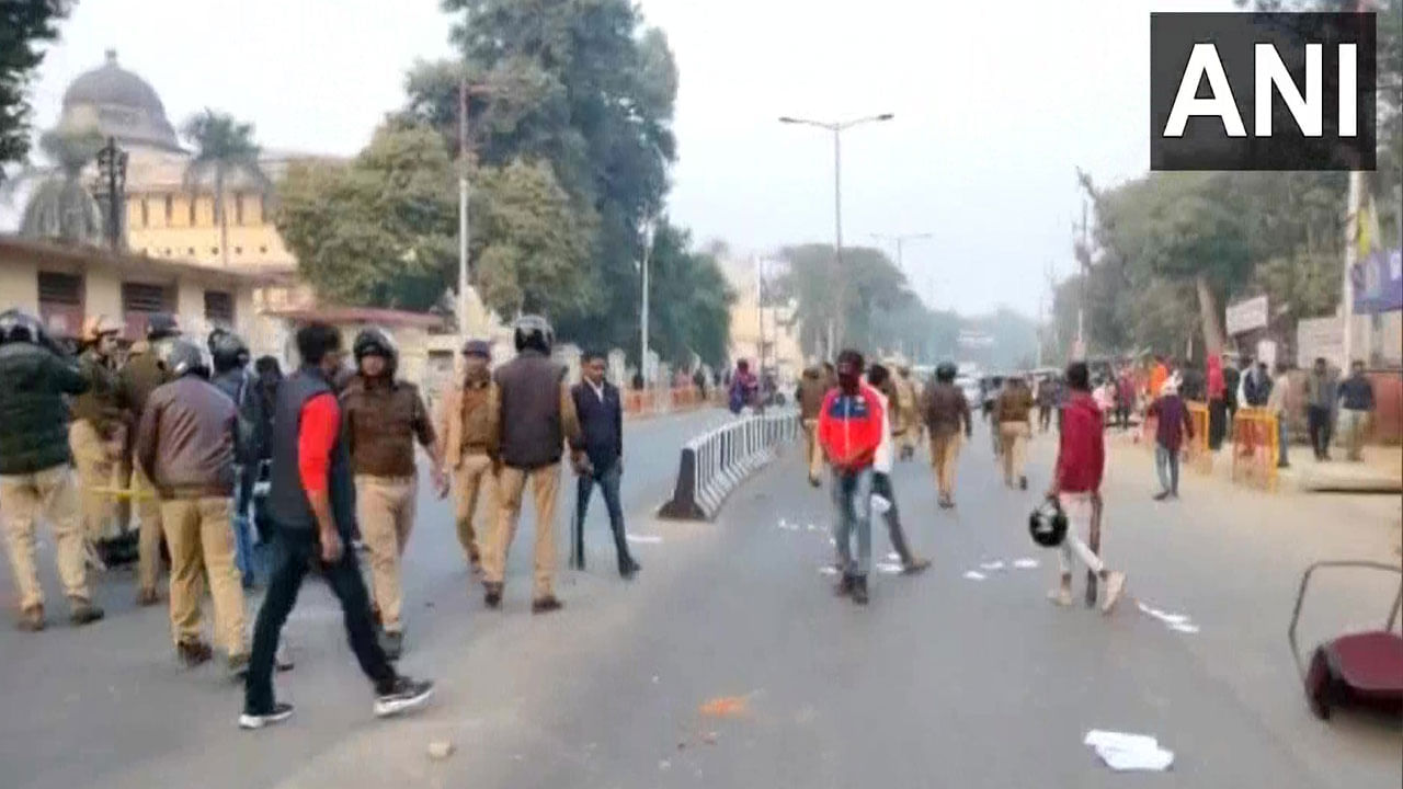 Allahabad University ಅಲಹಾಬಾದ್ ವಿವಿಯಲ್ಲಿ ಹಿಂಸಾಚಾರ; ಕಲ್ಲುತೂರಾಟ, ಬೈಕ್ಗೆ ಬೆಂಕಿ