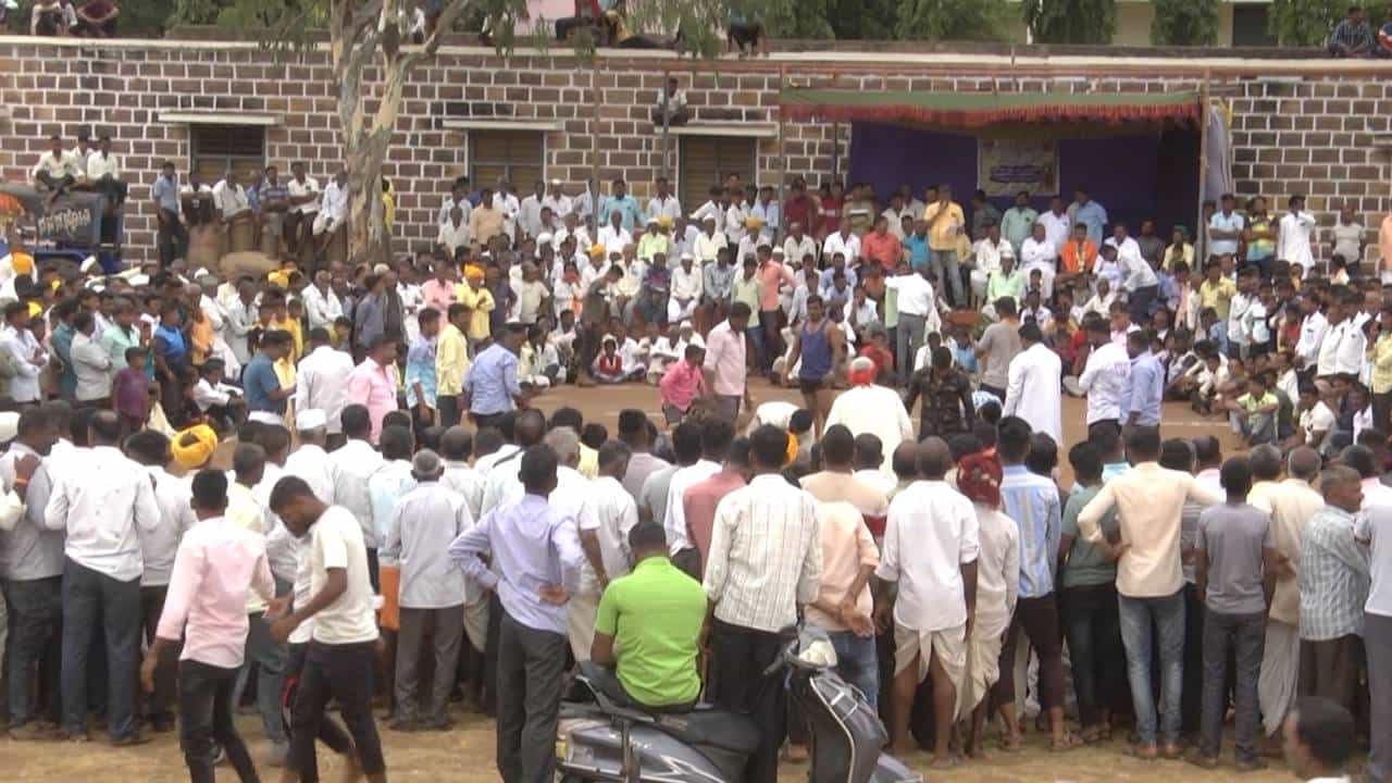 ಬಾಗಲಕೋಟೆ: ತಾಲ್ಲೂಕಿನ ಶಿರೂರು ಗ್ರಾಮದಲ್ಲಿ ಕಳೆದ ಒಂದು ವಾರದಿಂದ ಸಿದ್ದೇಶ್ವರ ಜಾತ್ರೆಯ ಸಡಗರ ಮನೆ ಮಾಡಿದೆ. ಜಾತ್ರೆ ಪ್ರಯುಕ್ತ ಪ್ರತಿನಿತ್ಯ ಗ್ರಾಮದಲ್ಲಿ ಒಂದೊಂದು ಗ್ರಾಮೀಣ ಕ್ರೀಡೆಗಳನ್ನು ಆಯೋಜನೆ ಮಾಡಿದ್ದಾರೆ.