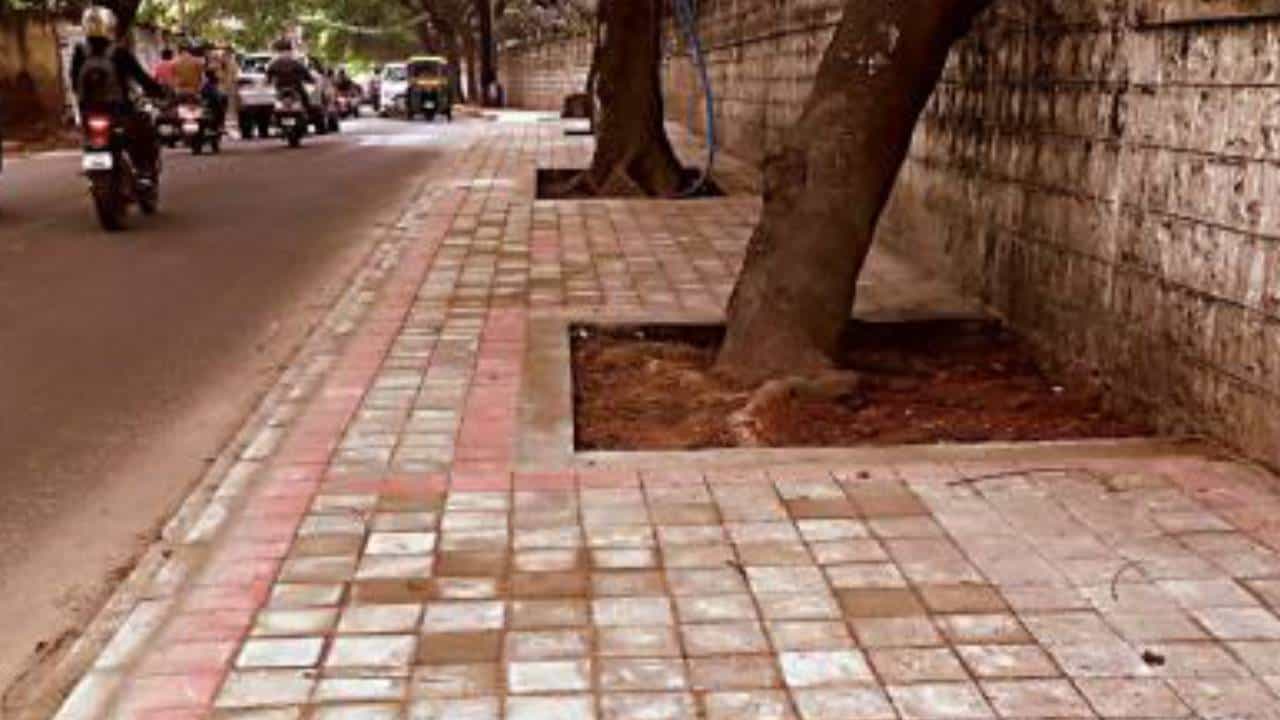 ಬೆಂಗಳೂರಲ್ಲಿ ಫುಟ್ಪಾತ್ ನಿರ್ಮಾಣ ಮಾರ್ಗದಲ್ಲಿ ಗೋಲ್ಮಾಲ್, ಹಳೇ ಟೈಲ್ಸ್, ಹಳೇ ಸಿಮೆಂಟ್ ಬ್ಲಾಕ್ ಹಾಕಿ ಹೊಸ ಬಿಲ್ ಎತ್ತಿದರು! ಬೆಂಗಳೂರಲ್ಲಿ ಫುಟ್ಪಾತ್ ನಿರ್ಮಾಣ ಮಾರ್ಗದಲ್ಲಿ ಗೋಲ್ಮಾಲ್, ಹಳೇ ಟೈಲ್ಸ್, ಹಳೇ ಸಿಮೆಂಟ್ ಬ್ಲಾಕ್ ಹಾಕಿ ಹೊಸ ಬಿಲ್ ಎತ್ತಿದರು!
