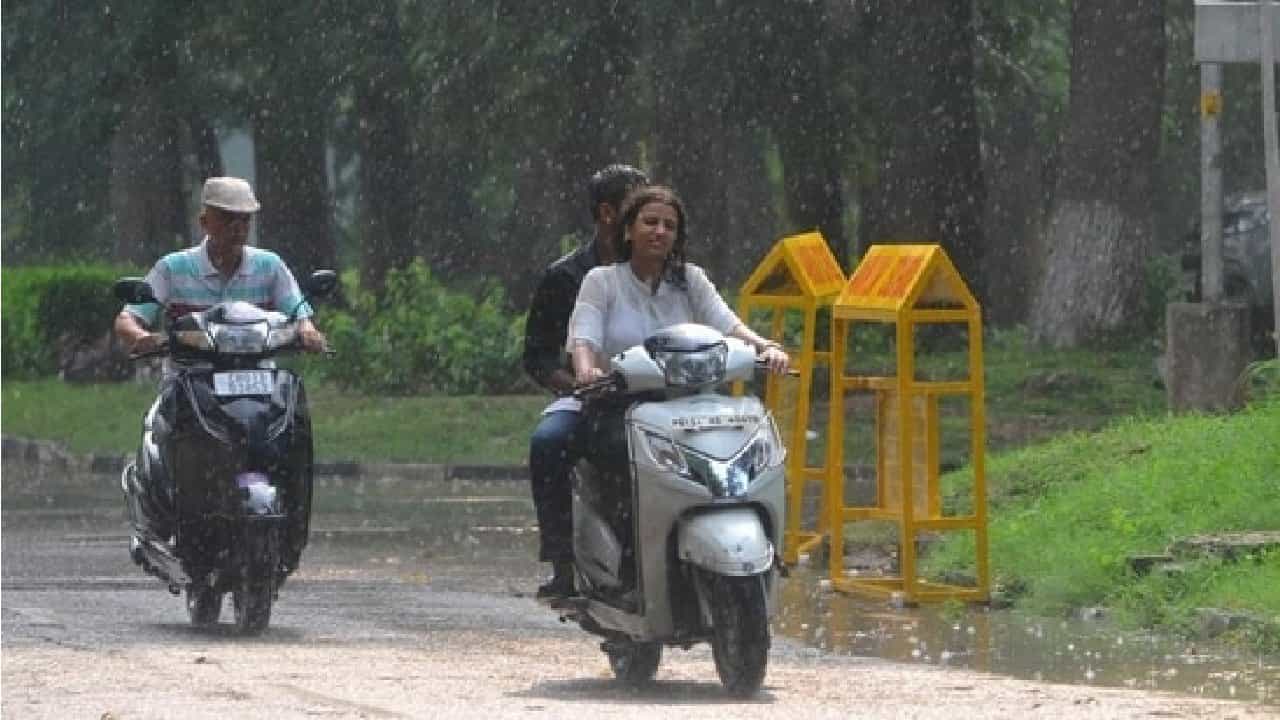 Bengaluru Weather Today: ಮ್ಯಾಂಡಸ್ ಚಂಡಮಾರುತದ ಎಫೆಕ್ಟ್; ಬೆಂಗಳೂರಿನಲ್ಲಿ ಇಂದಿನಿಂದ 4 ದಿನ ಮಳೆ ಸಾಧ್ಯತೆ Bengaluru Weather Today: ಮ್ಯಾಂಡಸ್ ಚಂಡಮಾರುತದ ಎಫೆಕ್ಟ್; ಬೆಂಗಳೂರಿನಲ್ಲಿ ಇಂದಿನಿಂದ 4 ದಿನ ಮಳೆ ಸಾಧ್ಯತೆ