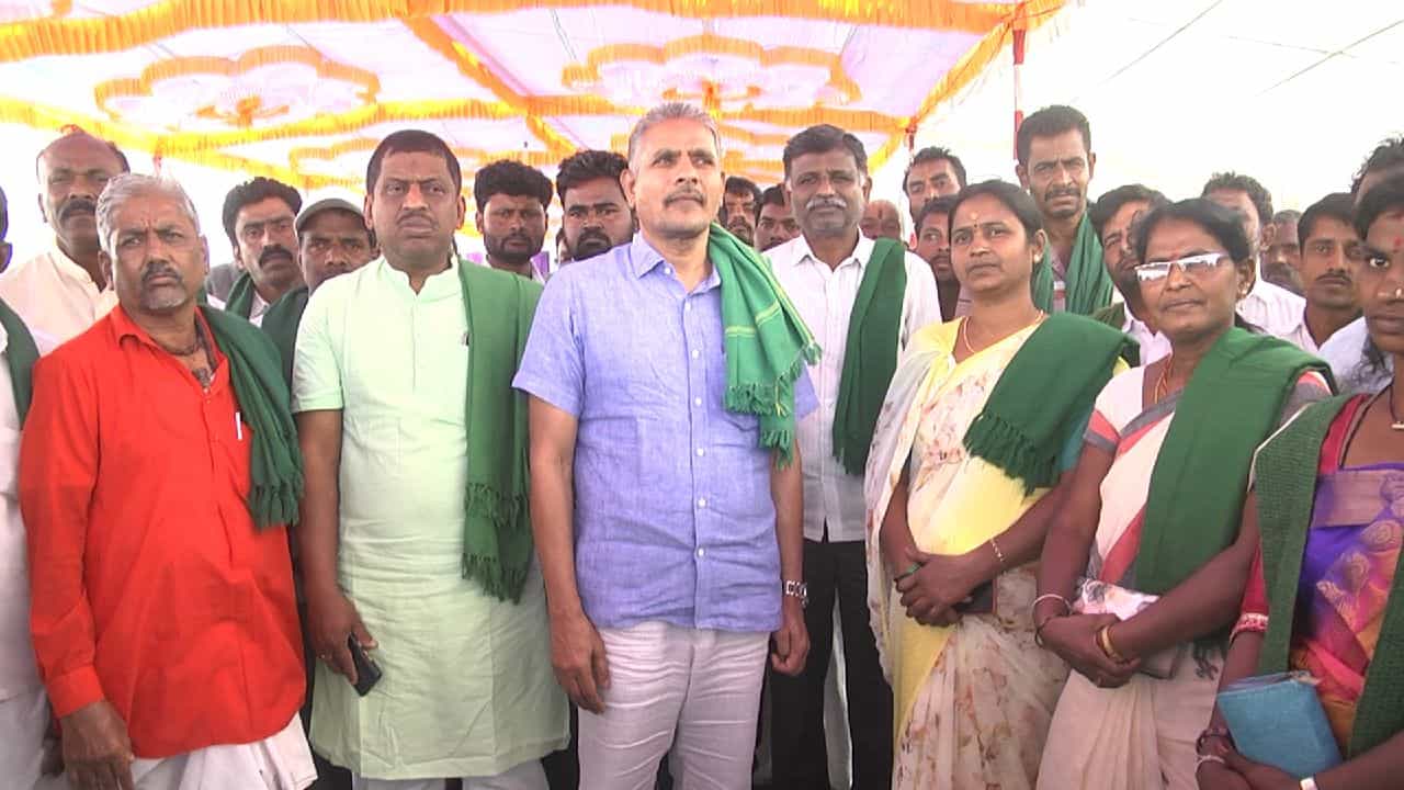 ಬೊಮ್ಮಾಯಿ ಮನವಿ ನಂತರ ಪ್ರತಿಭಟನೆ ಹಿಂಪಡೆದ ರೈತರು: ಜನವರಿ 3, 4ರಂದು ಸಿಎಂ ಭೇಟಿಗೆ ಅವಕಾಶ ಬೊಮ್ಮಾಯಿ ಮನವಿ ನಂತರ ಪ್ರತಿಭಟನೆ ಹಿಂಪಡೆದ ರೈತರು: ಜನವರಿ 3, 4ರಂದು ಸಿಎಂ ಭೇಟಿಗೆ ಅವಕಾಶ