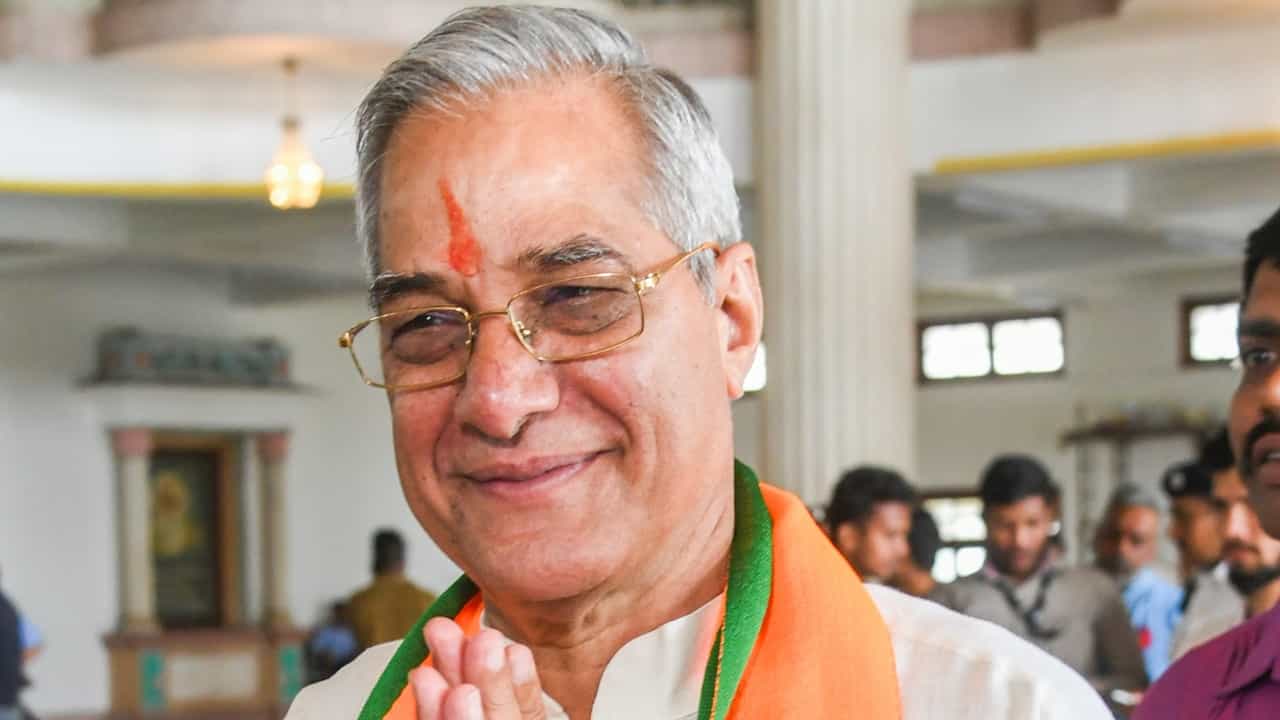 ಲೆಹರ್ ಸಿಂಗ್ ಹೆಗಲ ಮೇಲೆ ಹೈಕಮಾಂಡ್ ಬಂದೂಕು: ಒಕ್ಕಲಿಗ ಸಚಿವರನ್ನು ಫೀಲ್ಡ್ಗಿಳಿಸಿದ ಆರ್ಎಸ್ಎಸ್ ಲೆಹರ್ ಸಿಂಗ್ ಹೆಗಲ ಮೇಲೆ ಹೈಕಮಾಂಡ್ ಬಂದೂಕು: ಒಕ್ಕಲಿಗ ಸಚಿವರನ್ನು ಫೀಲ್ಡ್ಗಿಳಿಸಿದ ಆರ್ಎಸ್ಎಸ್
