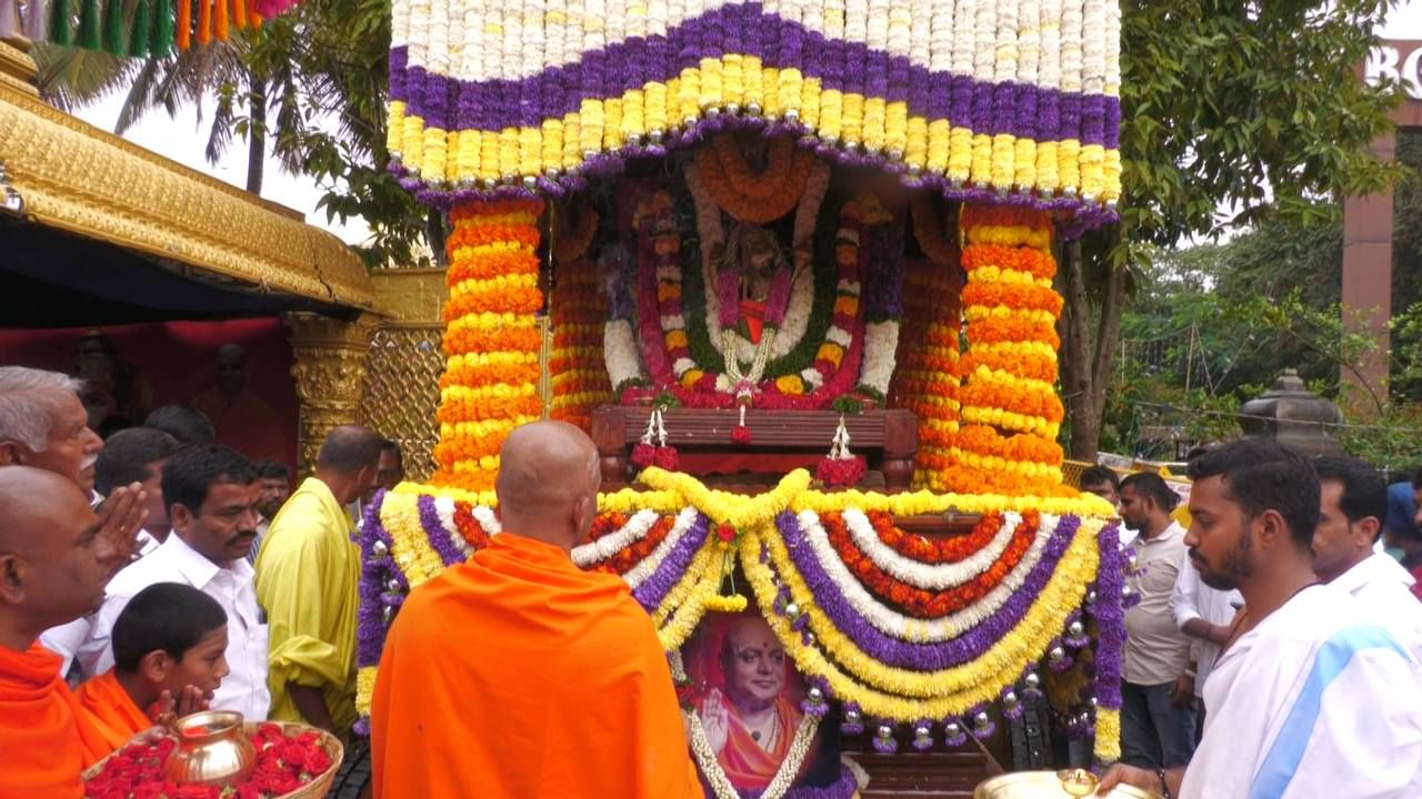 ಇದೇ ವೇಳೆ  ವೀರಾಂಜನೇಯ ಸ್ವಾಮಿ ಮೂರ್ತಿಯನ್ನ ಪಲ್ಲಕ್ಕಿಯಲ್ಲಿ ಪ್ರತಿಷ್ಠಾಪಿಸಿ, ಆದಿಚುಂಚನಗಿರಿ ಮಹಾಸಂಸ್ಥಾನದ ಪೀಠಾಧ್ಯಕ್ಷ ನಿರ್ಮಲಾನಂದನಾಥ ಸ್ವಾಮಿ ಅವರು ರಥಕ್ಕೆ ಪೂಜೆ ಸಲ್ಲಿಸುವ ಮೂಲಕ ಚಾಲನೆ ನೀಡಿದರು.