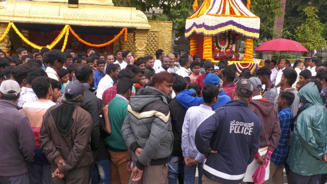 ಸ್ವಾಮಿಜೀ ಕೈಯಿಂದ ಉರಿದ ಕಡಲೆಕಾಯಿಯನ್ನು ಪಡೆಯಲು ಸಾವಿರಾರು ಸಂಖ್ಯೆಯಲ್ಲಿ ಹನುಮ ಭಕ್ತರು ನೆರೆದಿದ್ದರು. ಸಾಂಪ್ರದಾಯಿಕವಾಗಿ ಒಂದು ಬಾರಿ ಕಡಲೆಕಾಯಿಯನ್ನು ಎರಚಿದ ನಿರ್ಮಲಾನಂದನಾಥ ಸ್ವಾಮಿ, ನಂತರ  ಸಾಲುಗಟ್ಟಿ ನಿಂತಿದ್ದ ಹನುಮ ಭಕ್ತರಿಗೆ ಕಡಲೆಕಾಯಿಯನ್ನು ವಿತರಿಸಿದರು.