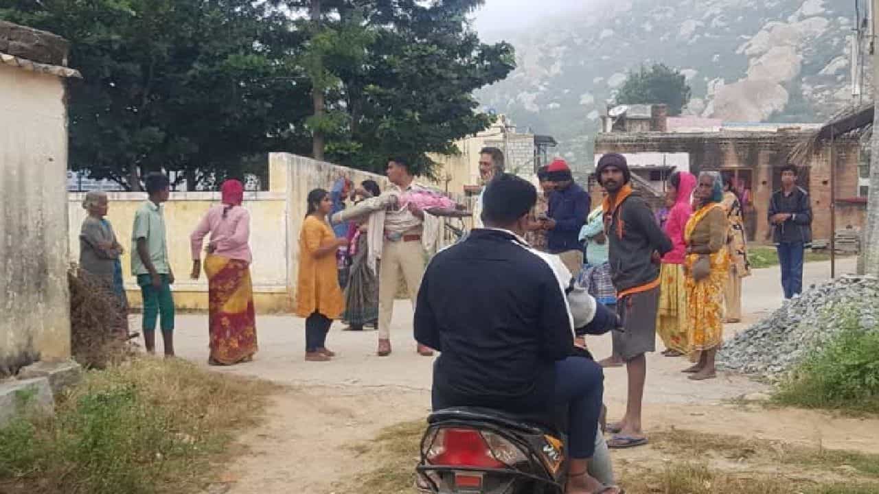 ಮಕ್ಕಳಿಗೆ ಪೆಟ್ರೋಲ್ ಸುರಿದು ಬೆಂಕಿಹಚ್ಚಿದ್ದ ತಾಯಿ: ಚಿಕಿತ್ಸೆ ಫಲಕಾರಿಯಾಗದೆ ಮತ್ತೊಂದು ಮಗು ಸಾವು ಮಕ್ಕಳಿಗೆ ಪೆಟ್ರೋಲ್ ಸುರಿದು ಬೆಂಕಿಹಚ್ಚಿದ್ದ ತಾಯಿ: ಚಿಕಿತ್ಸೆ ಫಲಕಾರಿಯಾಗದೆ ಮತ್ತೊಂದು ಮಗು ಸಾವು