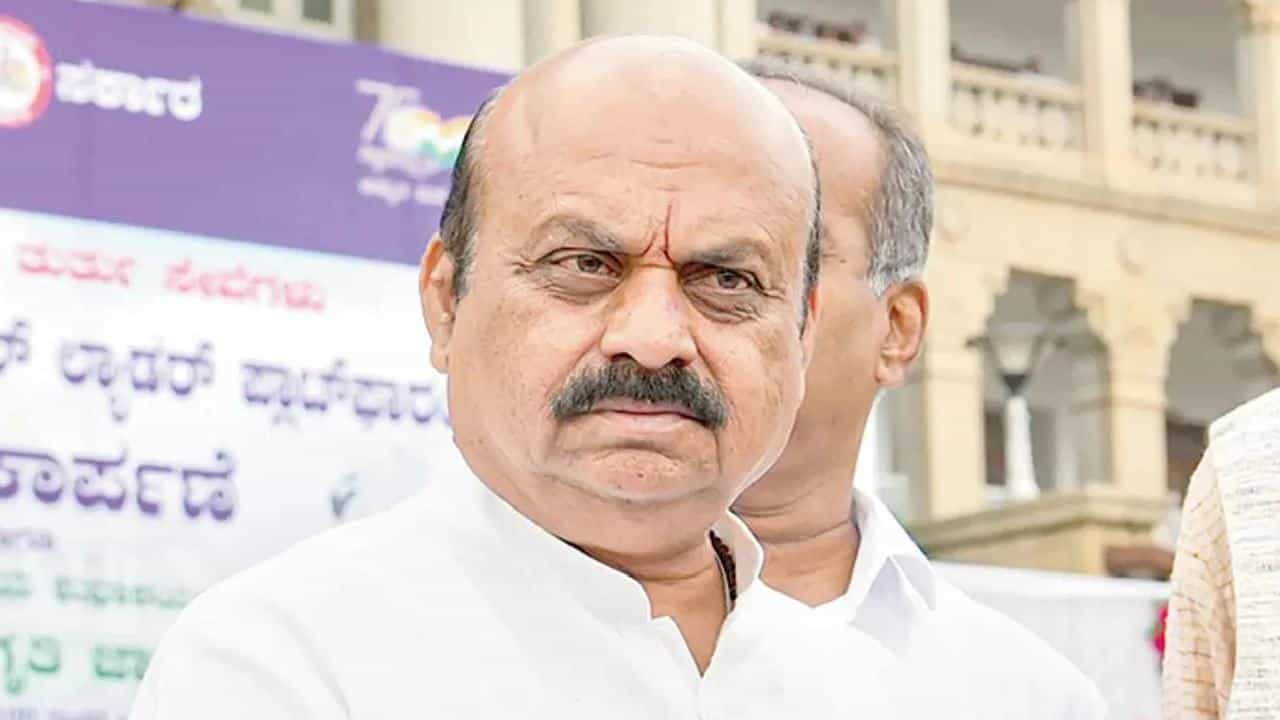 Hubballi Dargah Demolition: ಹುಬ್ಬಳ್ಳಿ ದರ್ಗಾಗೆ ಭೇಟಿ ನೀಡಿ ಮುಖ್ಯಸ್ಥರಿಗೆ ಧನ್ಯವಾದ ಹೇಳಿದ ಸಿಎಂ ಬೊಮ್ಮಾಯಿ Hubballi Dargah Demolition: ಹುಬ್ಬಳ್ಳಿ ದರ್ಗಾಗೆ ಭೇಟಿ ನೀಡಿ ಮುಖ್ಯಸ್ಥರಿಗೆ ಧನ್ಯವಾದ ಹೇಳಿದ ಸಿಎಂ ಬೊಮ್ಮಾಯಿ