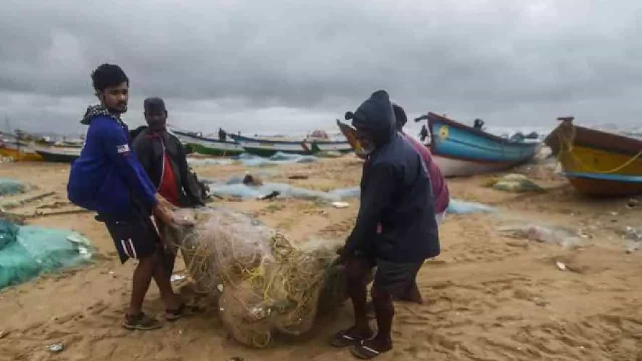 Cyclone Mandous: ಮಾಂಡಸ್ ಚಂಡಮಾರುತದ ಅಬ್ಬರ; ತಮಿಳುನಾಡು, ಆಂಧ್ರದಲ್ಲಿ ಭಾರೀ ಮಳೆಯ ಅಲರ್ಟ್ Cyclone Mandous: ಮಾಂಡಸ್ ಚಂಡಮಾರುತದ ಅಬ್ಬರ; ತಮಿಳುನಾಡು, ಆಂಧ್ರದಲ್ಲಿ ಭಾರೀ ಮಳೆಯ ಅಲರ್ಟ್