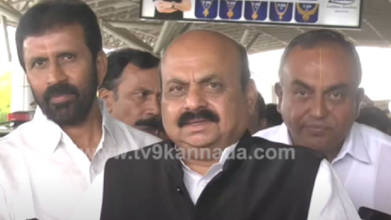 ನಾವು ಸುಮ್ಮನೇ ಕುಳಿತಿದ್ದರೂ ಚುನಾವಣೆಯಲ್ಲಿ ಗೆಲ್ಲುತ್ತೇವೆ ಎಂಬ ಸಿದ್ದರಾಮಯ್ಯ ಹೇಳಿಕೆಗೆ ಸಿಎಂ ಬೊಮ್ಮಾಯಿ ತಿರುಗೇಟು ನಾವು ಸುಮ್ಮನೇ ಕುಳಿತಿದ್ದರೂ ಚುನಾವಣೆಯಲ್ಲಿ ಗೆಲ್ಲುತ್ತೇವೆ ಎಂಬ ಸಿದ್ದರಾಮಯ್ಯ ಹೇಳಿಕೆಗೆ ಸಿಎಂ ಬೊಮ್ಮಾಯಿ ತಿರುಗೇಟು