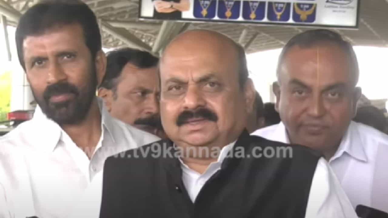 ನಾವು ಸುಮ್ಮನೇ ಕುಳಿತಿದ್ದರೂ ಚುನಾವಣೆಯಲ್ಲಿ ಗೆಲ್ಲುತ್ತೇವೆ ಎಂಬ ಸಿದ್ದರಾಮಯ್ಯ ಹೇಳಿಕೆಗೆ ಸಿಎಂ ಬೊಮ್ಮಾಯಿ ತಿರುಗೇಟು ನಾವು ಸುಮ್ಮನೇ ಕುಳಿತಿದ್ದರೂ ಚುನಾವಣೆಯಲ್ಲಿ ಗೆಲ್ಲುತ್ತೇವೆ ಎಂಬ ಸಿದ್ದರಾಮಯ್ಯ ಹೇಳಿಕೆಗೆ ಸಿಎಂ ಬೊಮ್ಮಾಯಿ ತಿರುಗೇಟು