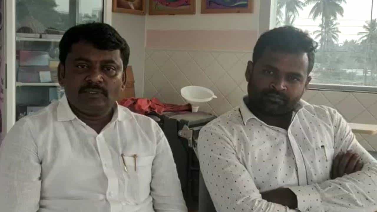 Devanahalli: ಮೊಬೈಲ್ ಸ್ಟೇಟಸ್ ವಿಚಾರಕ್ಕೆ ಕಾಂಗ್ರೆಸ್ ಮುಖಂಡರ ನಡುವೆ ಅವಾಚ್ಯ ಶಬ್ದಗಳ ಟಾಕ್ವಾರ್; ಆಡಿಯೋ ವೈರಲ್ Devanahalli: ಮೊಬೈಲ್ ಸ್ಟೇಟಸ್ ವಿಚಾರಕ್ಕೆ ಕಾಂಗ್ರೆಸ್ ಮುಖಂಡರ ನಡುವೆ ಅವಾಚ್ಯ ಶಬ್ದಗಳ ಟಾಕ್ವಾರ್; ಆಡಿಯೋ ವೈರಲ್