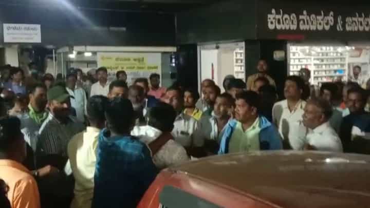 ವೈದ್ಯರ ನಿರ್ಲಕ್ಷ್ಯದಿಂದ ವೃದ್ಧೆ ಸಾವು ಆರೋಪ: ಆಸ್ಪತ್ರೆಯಲ್ಲೇ ಕುಟುಂಬಸ್ಥರು, ಸಿಬ್ಬಂದಿ ನಡುವೆ ಗಲಾಟೆ ವೈದ್ಯರ ನಿರ್ಲಕ್ಷ್ಯದಿಂದ ವೃದ್ಧೆ ಸಾವು ಆರೋಪ: ಆಸ್ಪತ್ರೆಯಲ್ಲೇ ಕುಟುಂಬಸ್ಥರು, ಸಿಬ್ಬಂದಿ ನಡುವೆ ಗಲಾಟೆ