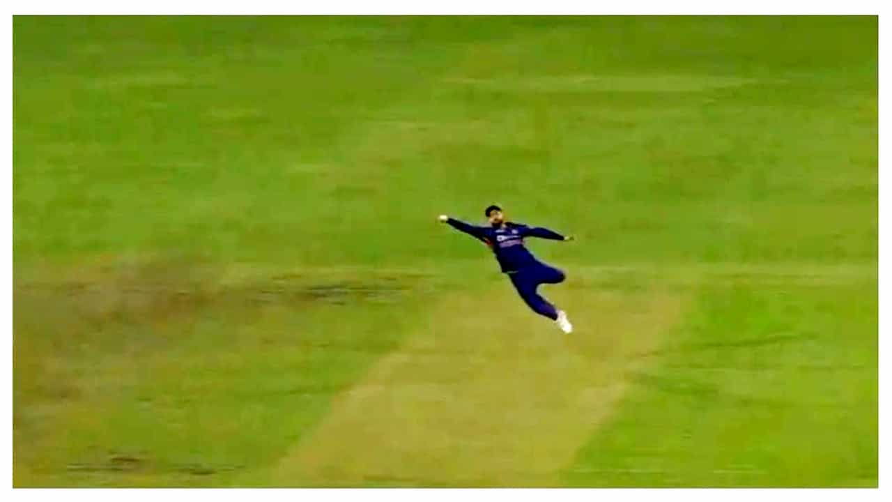 Virat Kohli: ಫ್ಲೈಯಿಂಗ್ ಕಿಂಗ್: ಒಂದೇ ಕೈಯಲ್ಲಿ ವಿರಾಟ್ ಕೊಹ್ಲಿ ಅತ್ಯಾದ್ಭುತ ಕ್ಯಾಚ್ Virat Kohli: ಫ್ಲೈಯಿಂಗ್ ಕಿಂಗ್: ಒಂದೇ ಕೈಯಲ್ಲಿ ವಿರಾಟ್ ಕೊಹ್ಲಿ ಅತ್ಯಾದ್ಭುತ ಕ್ಯಾಚ್