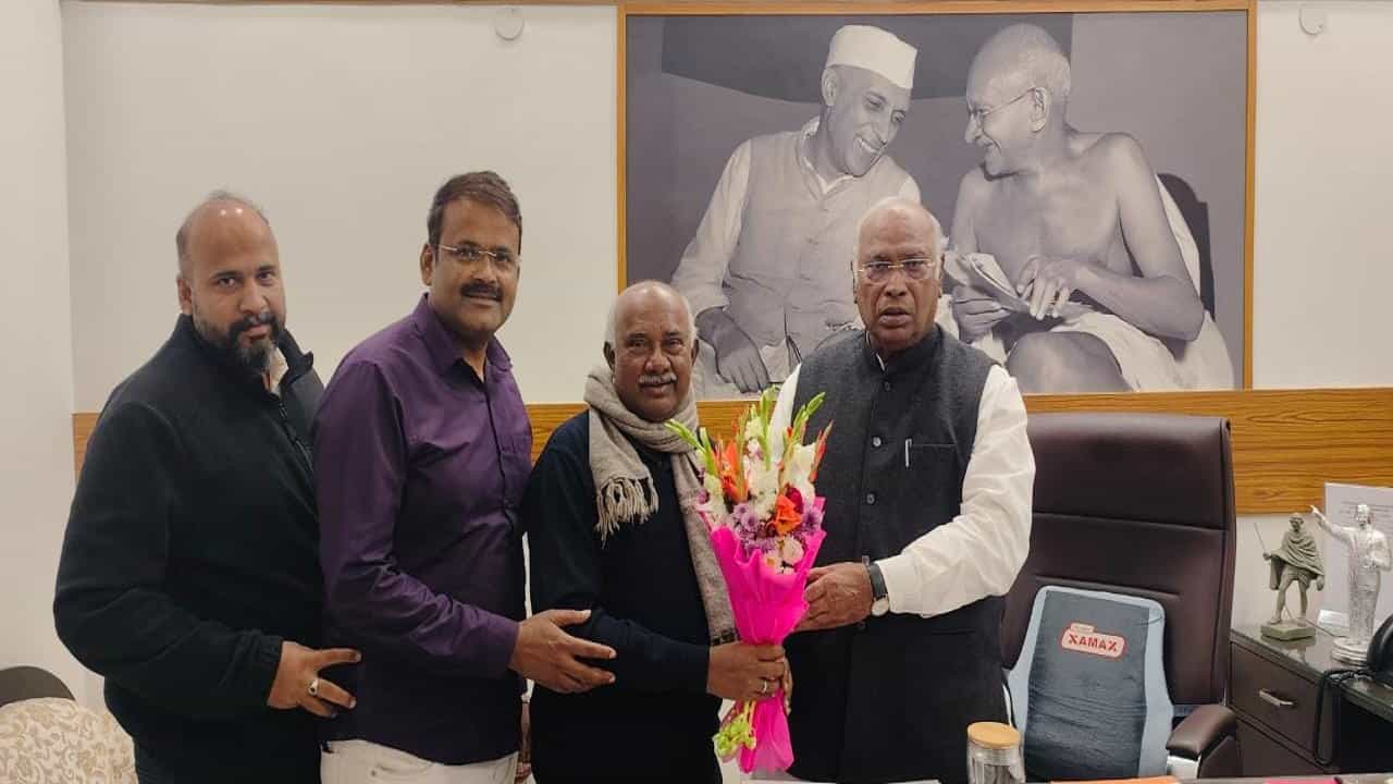 ರಾಜ್ಯ ರಾಜಕಾರಣದಲ್ಲಿ ಮಹತ್ವದ ಬೆಳವಣಿಗೆ: ಕಾಂಗ್ರೆಸ್ ಪಕ್ಷದತ್ತ ಮುಖ ಮಾಡಿದ್ರಾ ಹಳ್ಳಿಹಕ್ಕಿ ಹೆಚ್.ವಿಶ್ವನಾಥ್? ರಾಜ್ಯ ರಾಜಕಾರಣದಲ್ಲಿ ಮಹತ್ವದ ಬೆಳವಣಿಗೆ: ಕಾಂಗ್ರೆಸ್ ಪಕ್ಷದತ್ತ ಮುಖ ಮಾಡಿದ್ರಾ ಹಳ್ಳಿಹಕ್ಕಿ ಹೆಚ್.ವಿಶ್ವನಾಥ್?