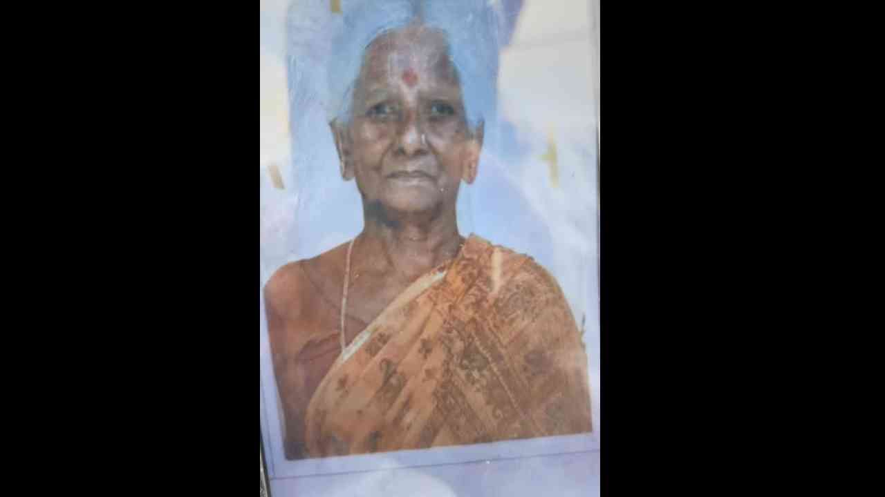 ಆನೇಕಲ್ನಲ್ಲಿ ಭೀಕರ ಕೊಲೆ: ವೃದ್ಧೆಯನ್ನು ಹತ್ಯೆಗೈದು ಬೀರುವಿನಲ್ಲಿಟ್ಟು ಪರಾರಿಯಾದ ಮುಸ್ಲಿಂ ಮಹಿಳೆ ಆನೇಕಲ್ನಲ್ಲಿ ಭೀಕರ ಕೊಲೆ: ವೃದ್ಧೆಯನ್ನು ಹತ್ಯೆಗೈದು ಬೀರುವಿನಲ್ಲಿಟ್ಟು ಪರಾರಿಯಾದ ಮುಸ್ಲಿಂ ಮಹಿಳೆ