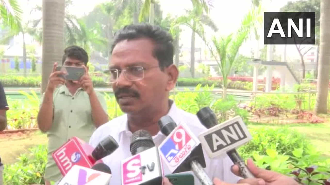 ಆಂಧ್ರಪ್ರದೇಶ: ಈಜುಕೊಳದಲ್ಲಿ ಕ್ಲೋರಿನ್ ಅನಿಲ ಸೋರಿಕೆ; 10ಕ್ಕಿಂತಲೂ ಹೆಚ್ಚು ಮಕ್ಕಳು ಅಸ್ವಸ್ಥ ಆಂಧ್ರಪ್ರದೇಶ: ಈಜುಕೊಳದಲ್ಲಿ ಕ್ಲೋರಿನ್ ಅನಿಲ ಸೋರಿಕೆ; 10ಕ್ಕಿಂತಲೂ ಹೆಚ್ಚು ಮಕ್ಕಳು ಅಸ್ವಸ್ಥ