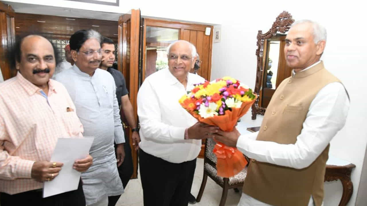 ರಾಜೀನಾಮೆ ಸಲ್ಲಿಸಿದ ಗುಜರಾತ್ ಸಿಎಂ ಭೂಪೇಂದ್ರ ಪಟೇಲ್; ಡಿಸೆಂಬರ್ 12ಕ್ಕೆ ಪ್ರಮಾಣ ವಚನ ಸ್ವೀಕಾರ ರಾಜೀನಾಮೆ ಸಲ್ಲಿಸಿದ ಗುಜರಾತ್ ಸಿಎಂ ಭೂಪೇಂದ್ರ ಪಟೇಲ್; ಡಿಸೆಂಬರ್ 12ಕ್ಕೆ ಪ್ರಮಾಣ ವಚನ ಸ್ವೀಕಾರ