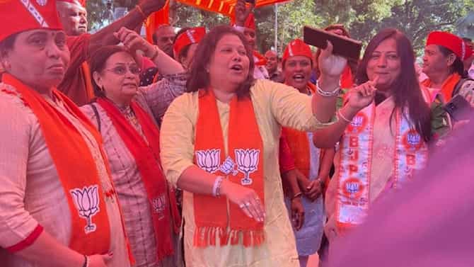 Gujarat Election Results: ಗುಜರಾತ್​​ನಲ್ಲಿ ಸಾರ್ವಕಾಲಿಕ ದಾಖಲೆ ನಿರ್ಮಿಸಲು ಬಿಜೆಪಿ ಸಜ್ಜು; ಡೋಲು ಬಾರಿಸಿ, ನೃತ್ಯ ಮಾಡಿ ಕಾರ್ಯಕರ್ತರ ಸಂಭ್ರಮಾಚರಣೆ
