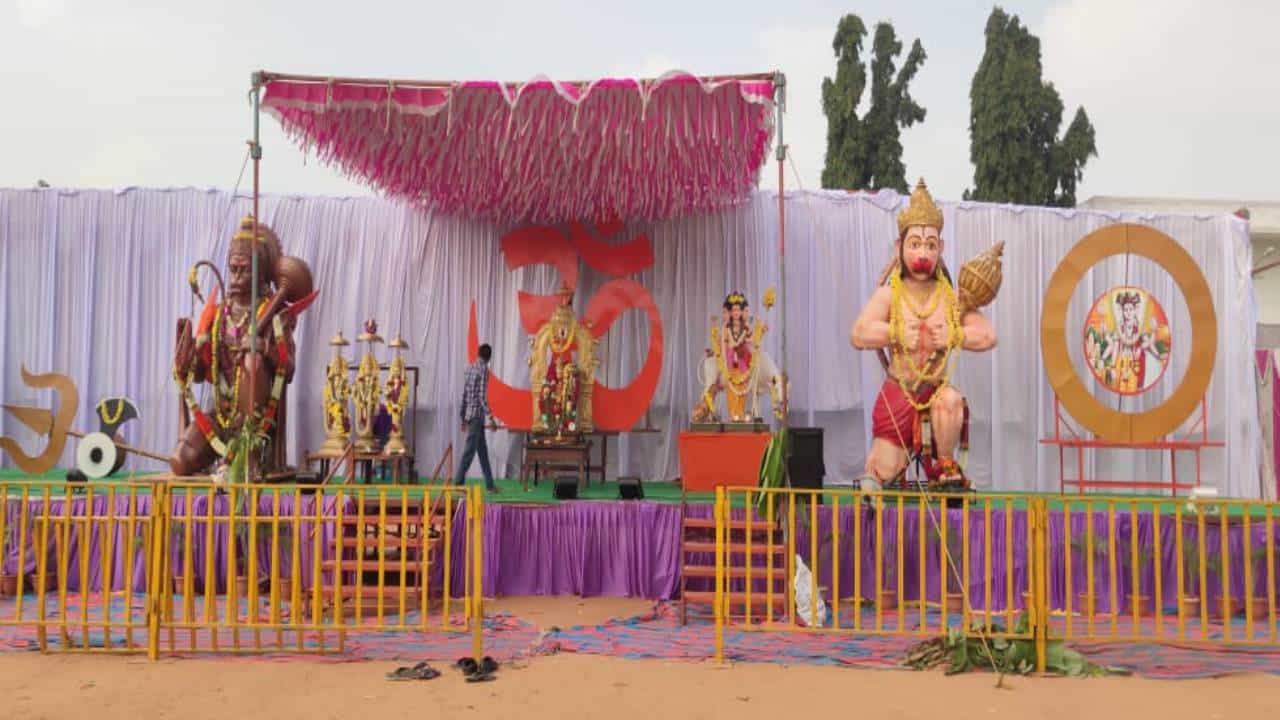 ಹುಣಸೂರಿನಲ್ಲಿ ಹನುಮ ಜಯಂತಿ ಸಂಭ್ರಮ: ಶಾಲಾ-ಕಾಲೇಜುಗಳಿಗೆ ರಜೆ, ಮೂರು ದಿನ ಮದ್ಯ ಮಾರಾಟ ನಿಷೇಧ ಹುಣಸೂರಿನಲ್ಲಿ ಹನುಮ ಜಯಂತಿ ಸಂಭ್ರಮ: ಶಾಲಾ-ಕಾಲೇಜುಗಳಿಗೆ ರಜೆ, ಮೂರು ದಿನ ಮದ್ಯ ಮಾರಾಟ ನಿಷೇಧ