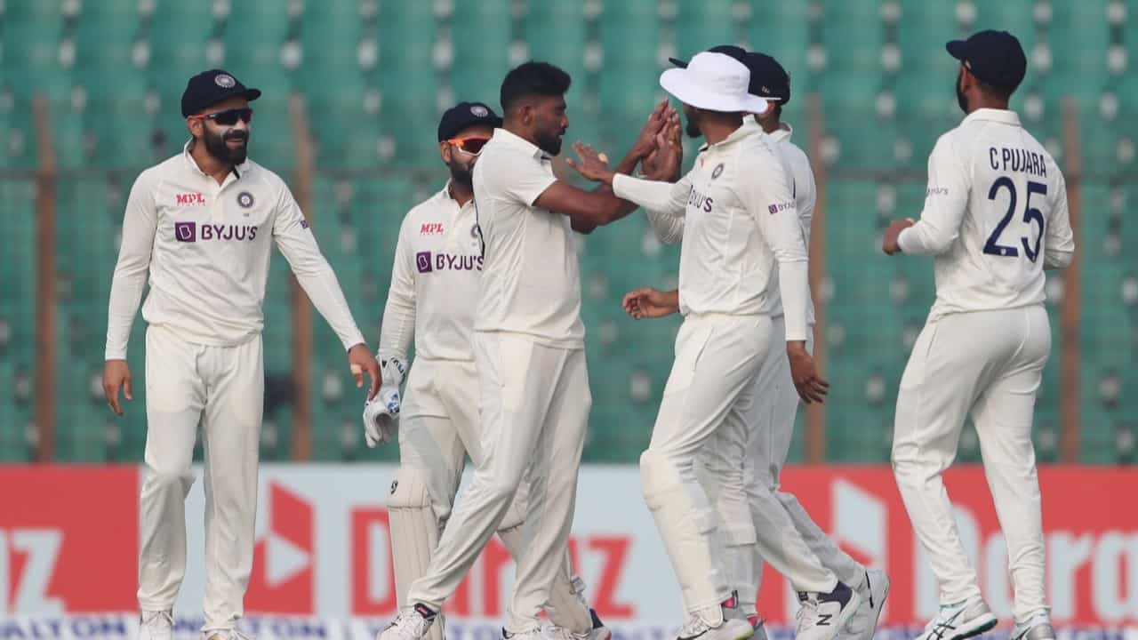 IND vs BAN: ಸಿರಾಜ್- ಕುಲ್ದೀಪ್ ಮ್ಯಾಜಿಕ್; ಬಾಲ ಮುದುರಿದ ಬಾಂಗ್ಲಾ! 133 ರನ್ಗಳಿಗೆ 8 ವಿಕೆಟ್ ಪತನ IND vs BAN: ಸಿರಾಜ್- ಕುಲ್ದೀಪ್ ಮ್ಯಾಜಿಕ್; ಬಾಲ ಮುದುರಿದ ಬಾಂಗ್ಲಾ! 133 ರನ್ಗಳಿಗೆ 8 ವಿಕೆಟ್ ಪತನ
