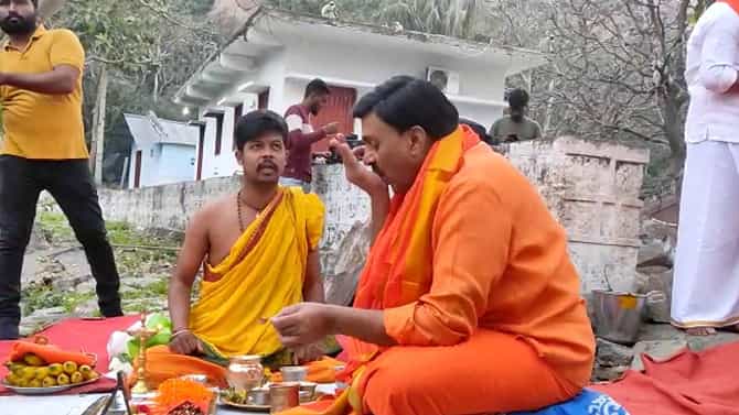 ಹನುಮಮಾಲೆ ಧರಿಸಿ ಅಂಜನಾದ್ರಿ ಬೆಟ್ಟ ಹತ್ತಲಿರುವ ಜನಾರ್ದನ ರೆಡ್ಡಿ, ಫೋಟೋಸ್ ಇಲ್ಲಿವೆ