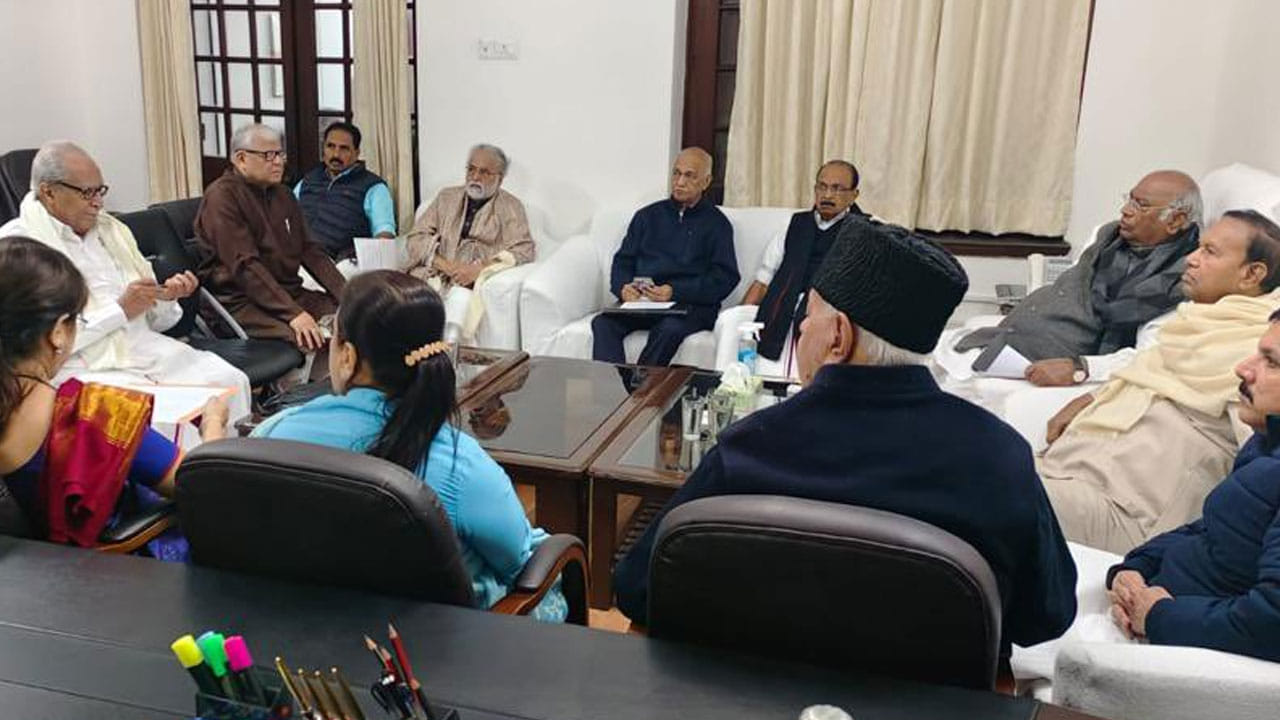 ಕಾಂಗ್ರೆಸ್ ನೇತೃತ್ವದ ಕಾರ್ಯತಂತ್ರದ ಸಭೆಯಲ್ಲಿ ಟಿಎಂಸಿ, ಎಎಪಿ ಭಾಗಿ ಕಾಂಗ್ರೆಸ್ ನೇತೃತ್ವದ ಕಾರ್ಯತಂತ್ರದ ಸಭೆಯಲ್ಲಿ ಟಿಎಂಸಿ, ಎಎಪಿ ಭಾಗಿ