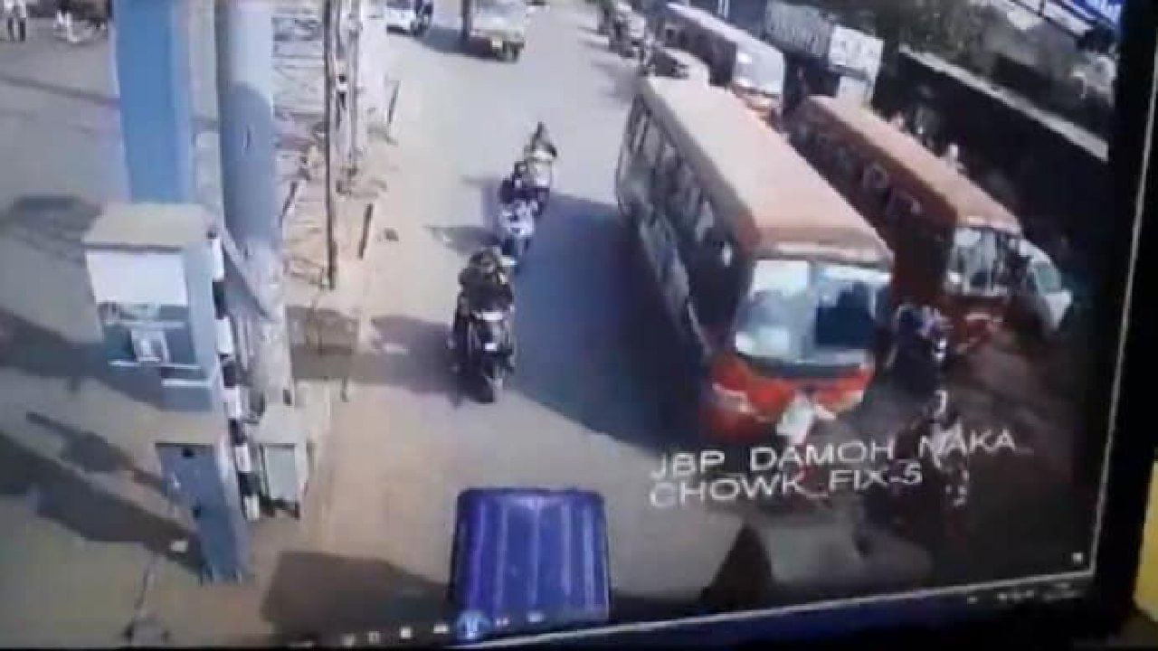 Shocking Video: ಬಸ್ ಚಲಾಯಿಸುವಾಗಲೇ ಡ್ರೈವರ್​​ಗೆ ಹೃದಯಾಘಾತ; ಬಸ್ ಡಿಕ್ಕಿ ಹೊಡೆದು ಇಬ್ಬರು ಬೈಕ್ ಸವಾರರೂ ಸಾವು