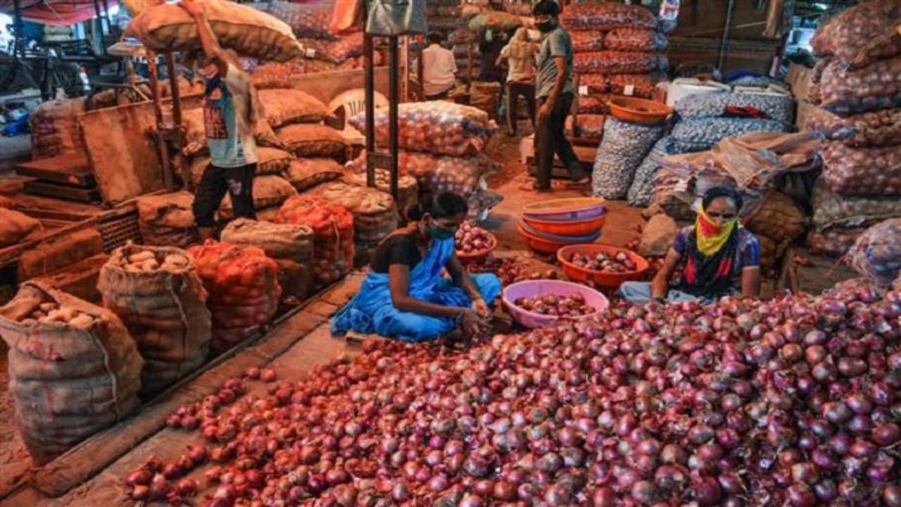 Onion, Tomato Price: ಈರುಳ್ಳಿ, ಟೊಮೆಟೊ ಬೆಲೆ ಕುಸಿತ; ಕರ್ನಾಟಕದ ರೈತರು ಕಂಗಾಲು